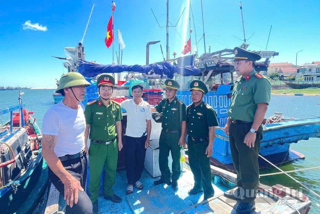 Lực lượng Công an, Quân sự xã Nam Trạch và Đồn Biên phòng Lý Hòa tuyên truyền pháp luật cho bà con vùng biển trên địa bàn xã - Ảnh: L.M
