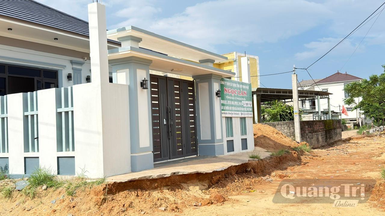 Đường trước nhà anh Hồ Đức Ngọc bị đào xới, khiến việc đi lại, vận chuyển đồ đạc gặp nhiều khó khăn - Ảnh: NL