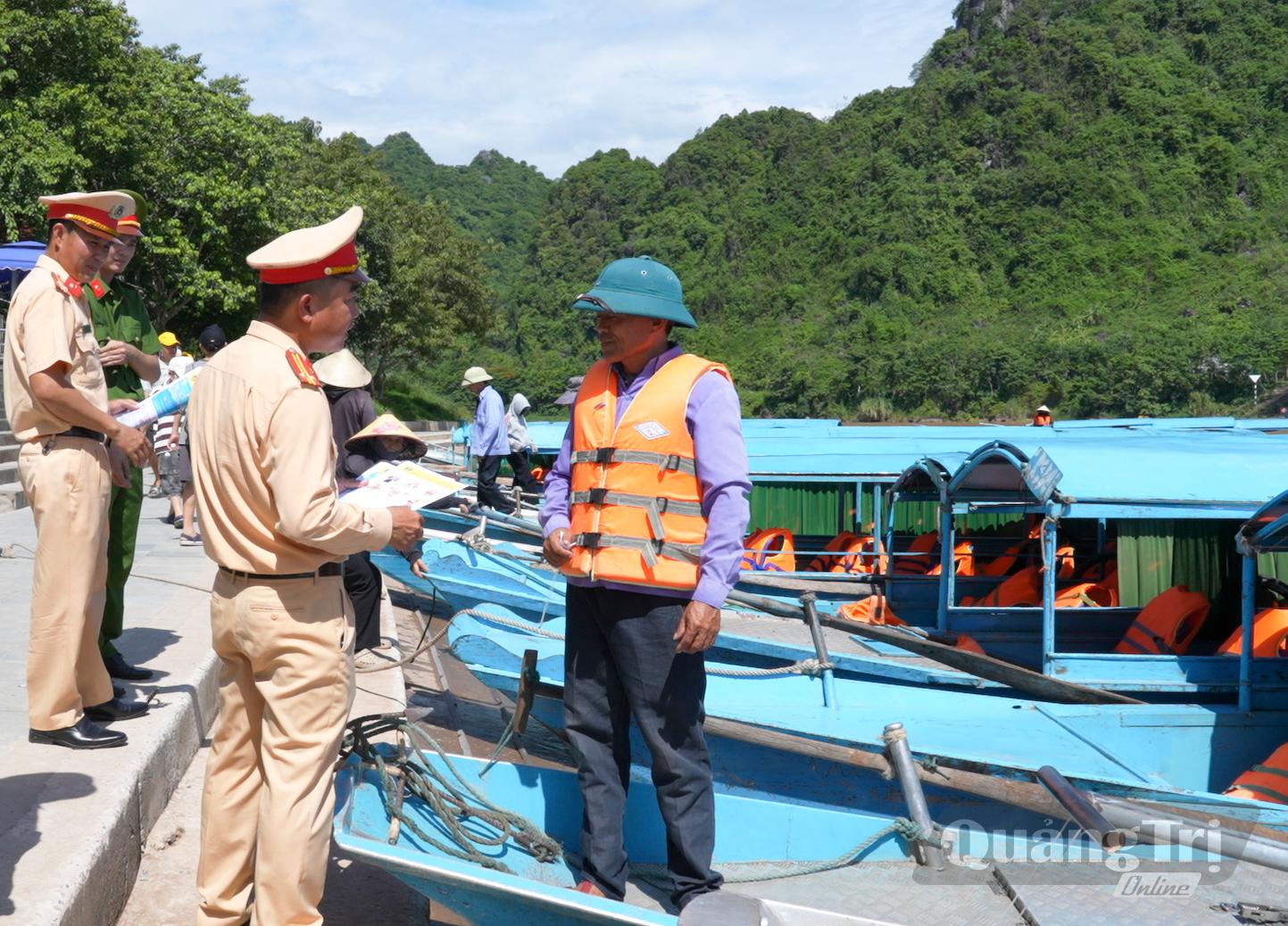 Lực lượng Cảnh sát giao thông đường thủy phối hợp với Công an xã Phong Nha tuyên truyền pháp luật cho các thuyền trưởng, thuyền viên và du khách tại bến thuyền du lịch Phong Nha - Ảnh: N.Q.V