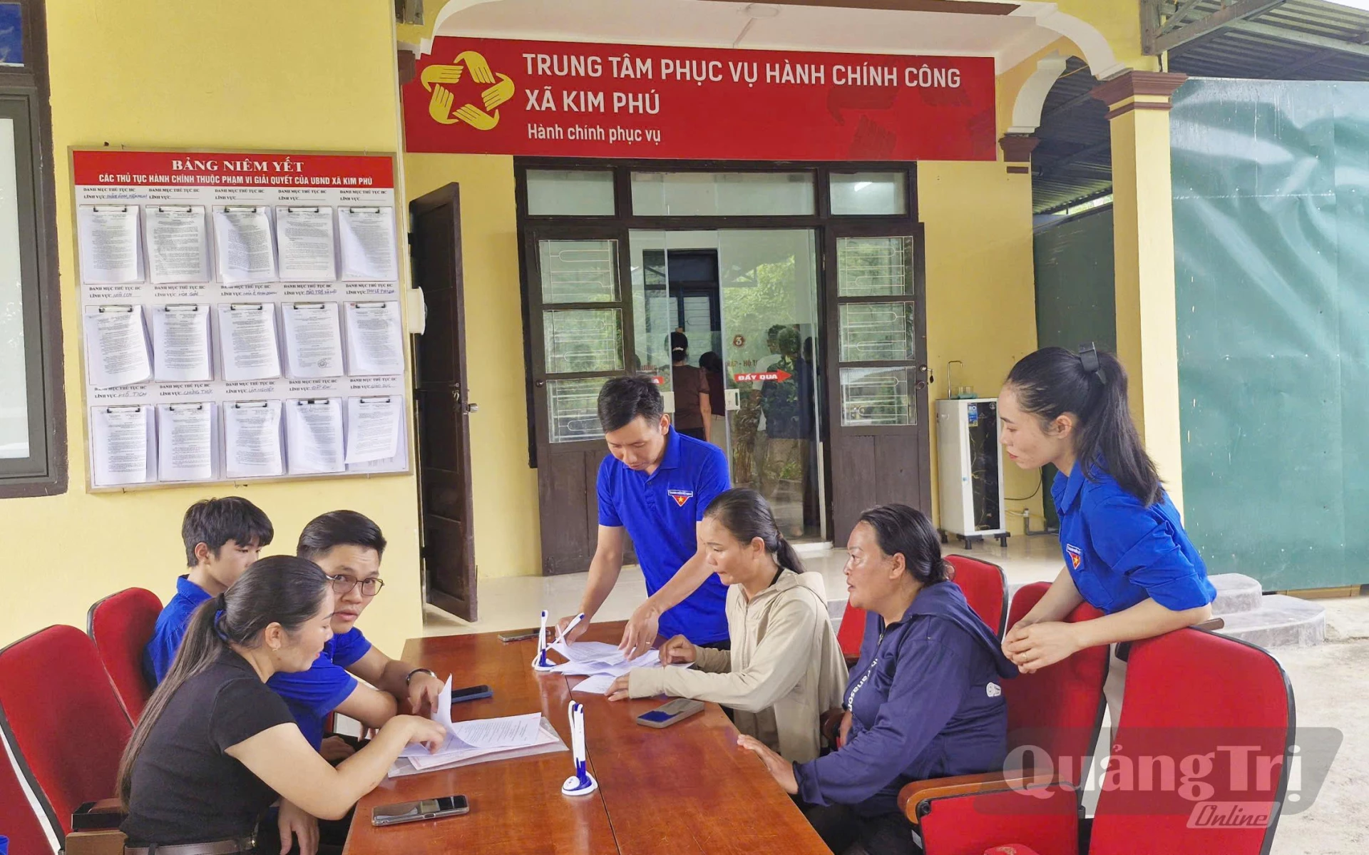 Người dân được cán bộ và đội ngũ tình nguyện viên hướng dẫn tận tình khi đến giao dịch tại trung tâm phục vụ hành chính công - Ảnh: X.P