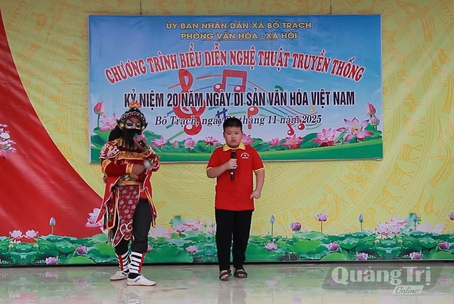 Việc truyền dạy cho các em học sinh góp phần gìn giữ, phát huy loại hình nghệ thuật hát tuồng bội ở xã Bố Trạch - Ảnh: P.V  

