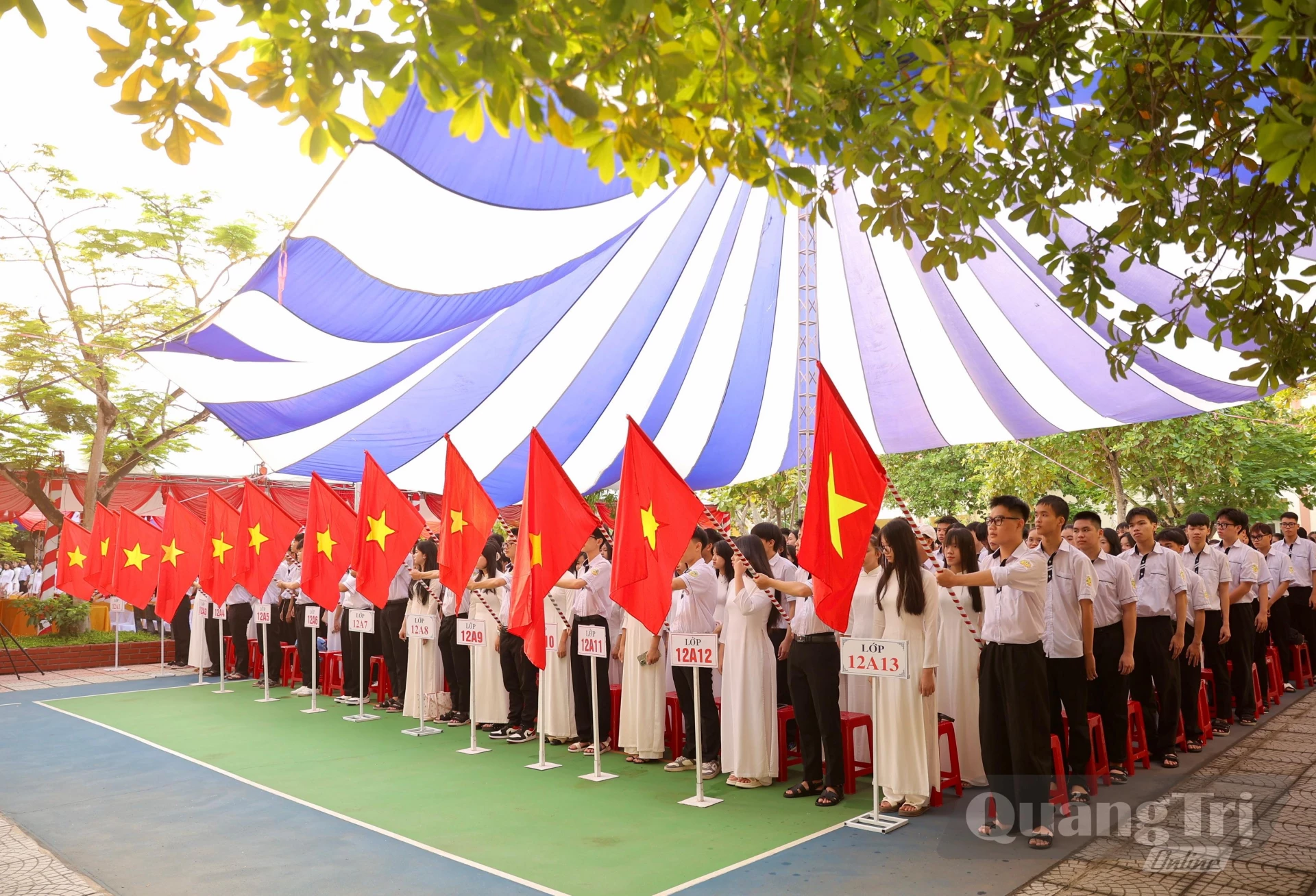 Không khí ngày khai giảng tại Trường THPT Phan Đình Phùng - Ảnh: H.N