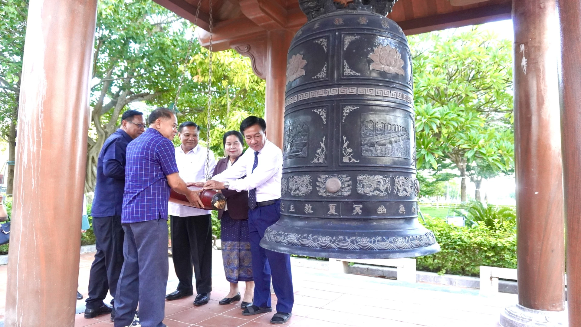 Các đại biểu thực hiện nghi thức thỉnh chuông - Ảnh: H.T 