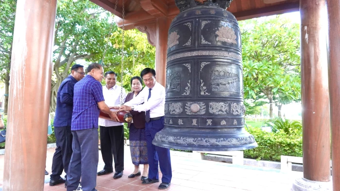 Đoàn đại biểu Ủy ban Mặt trận Lào dâng hương tại Đền thờ Bác Hồ và các Anh hùng liệt sĩ tỉnh
