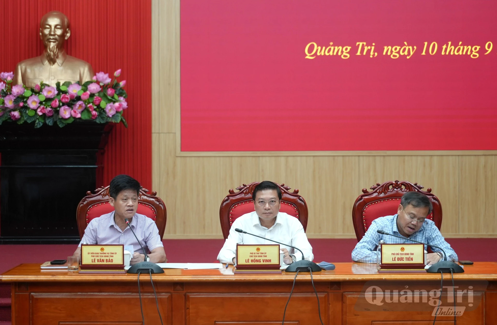 Đồng chí Lê Hồng Vinh, Chủ tịch UBND tỉnh và các đồng chí Phó Chủ tịch UBND tỉnh chủ trì phiên họp - Ảnh: T.Đ