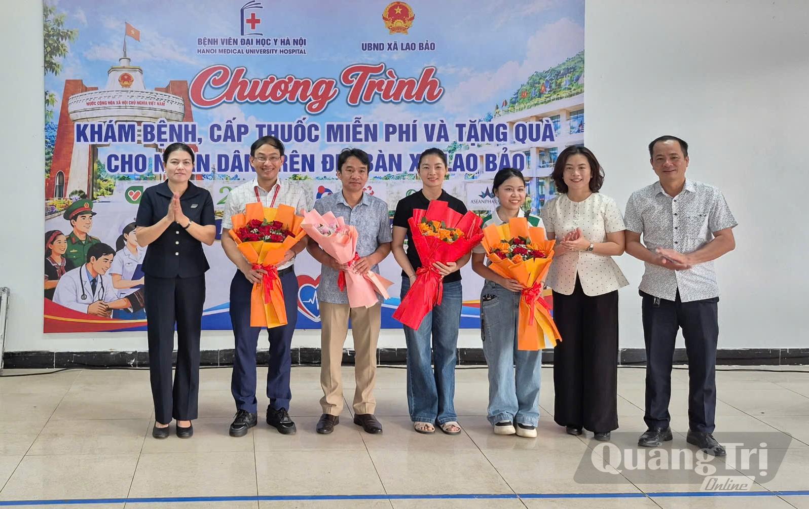 Đồng chí Ly Kiều Vân, Ủy viên Ban Thường vụ Tỉnh ủy, Trưởng Ban Nội chính Tỉnh ủy tặng hoa cho các y, bác sĩ Bệnh viện Đại học Y Hà Nội và các nhà tài trợ chương trình. - Ảnh: QN 