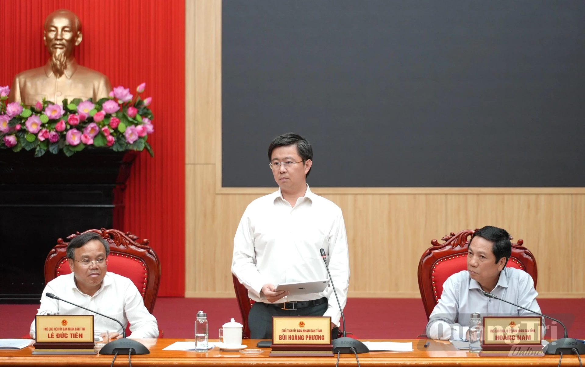 Đồng chí Bùi Hoàng Phương, Chủ tịch UBND tỉnh và các đồng chí Phó Chủ tịch UBND tỉnh chủ trì cuộc họp - Ảnh: T.Đ