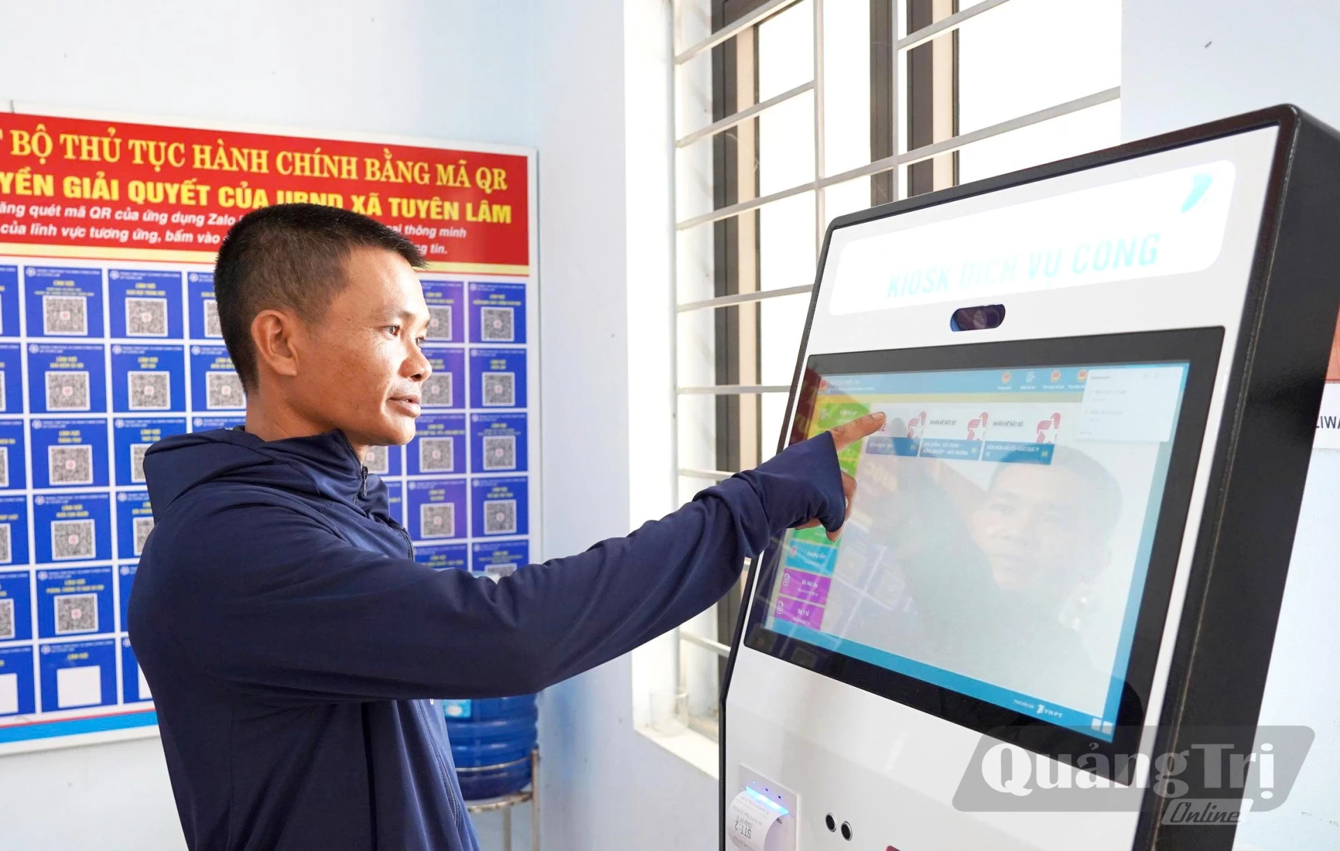 Hệ thống Kiosk dịch vụ công tạo thuận lợi cho người dân giao dịch trên môi trường số - Ảnh:X.P