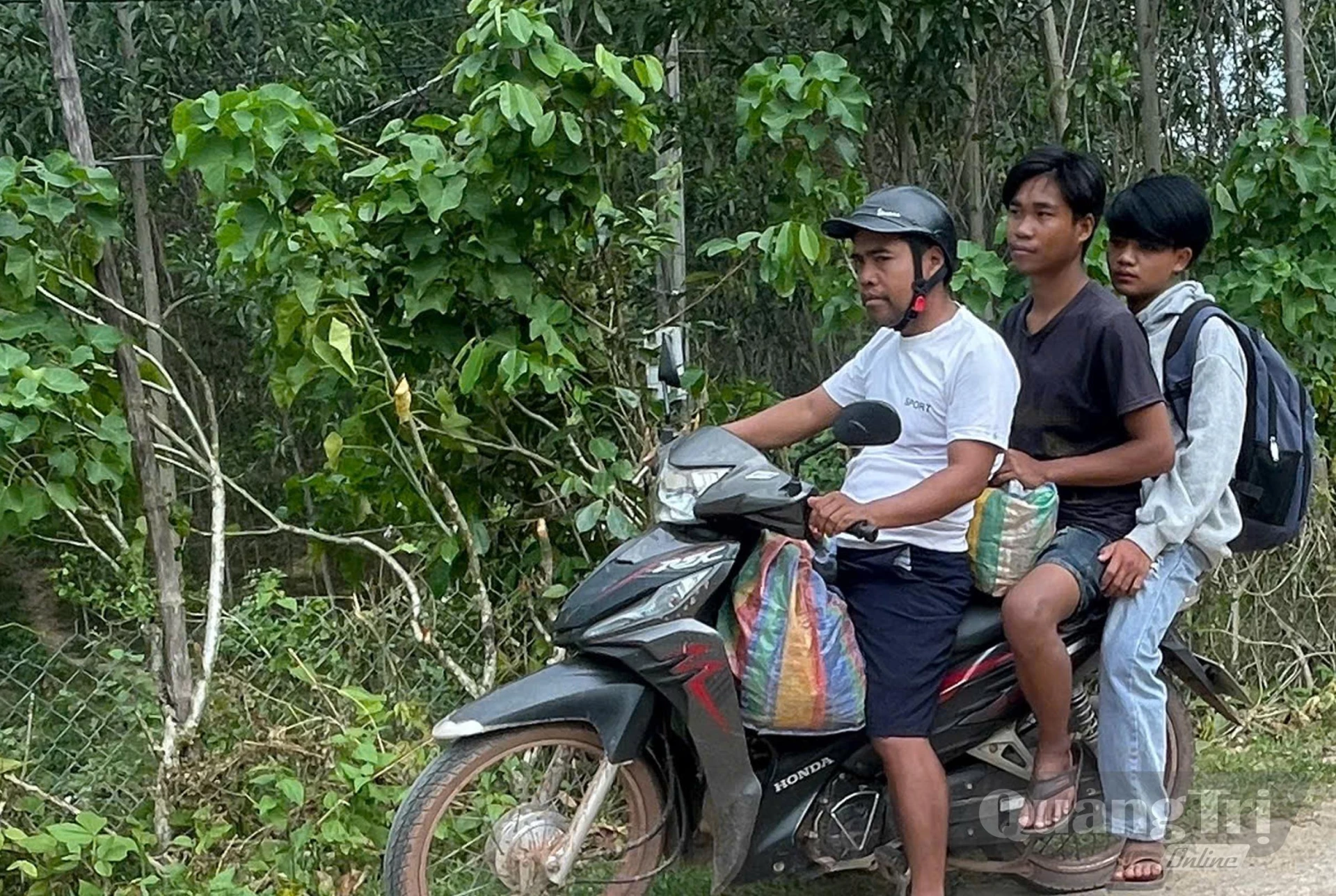 Đối tượng Hồ Văn Nghèo bị lực lượng chức năng bắt giữ khi đang vận chuyển 2 người Lào nhập cảnh trái phép – Ảnh: H.N