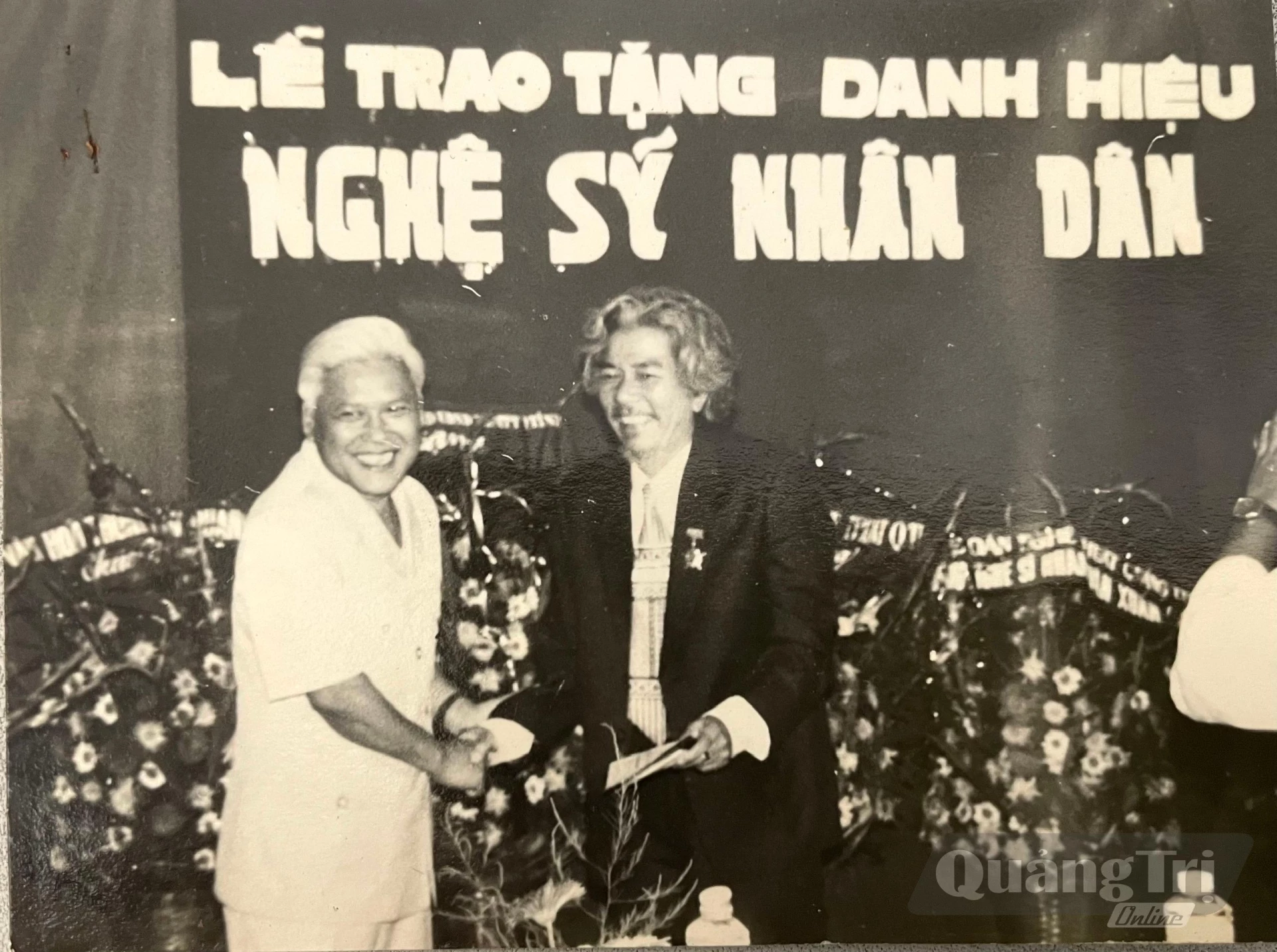 Đạo diễn Xuân Đàm ( bên phải) đón nhận danh hiệu Nghệ sĩ Nhân dân - Ảnh: Đ.T.T