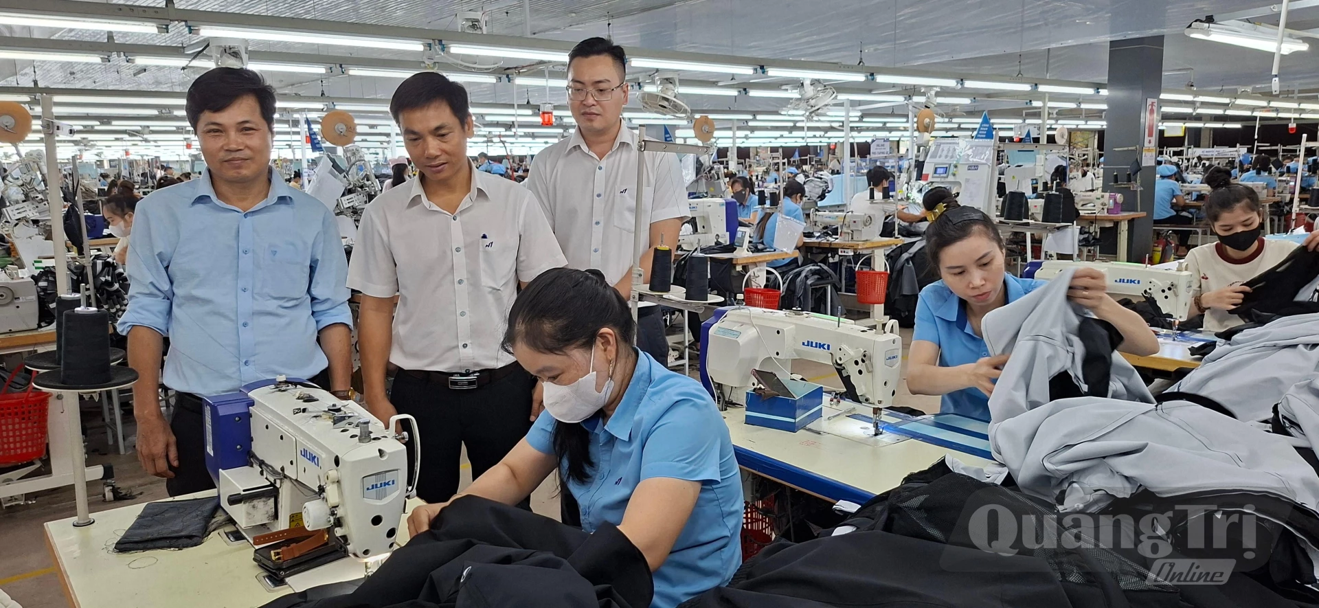 Lãnh đạo Nhà máy may Hòa Thọ-Triệu Phong luôn quan tâm nâng cao đời sống vật chất và tinh thần cho người lao động - Ảnh: N.V