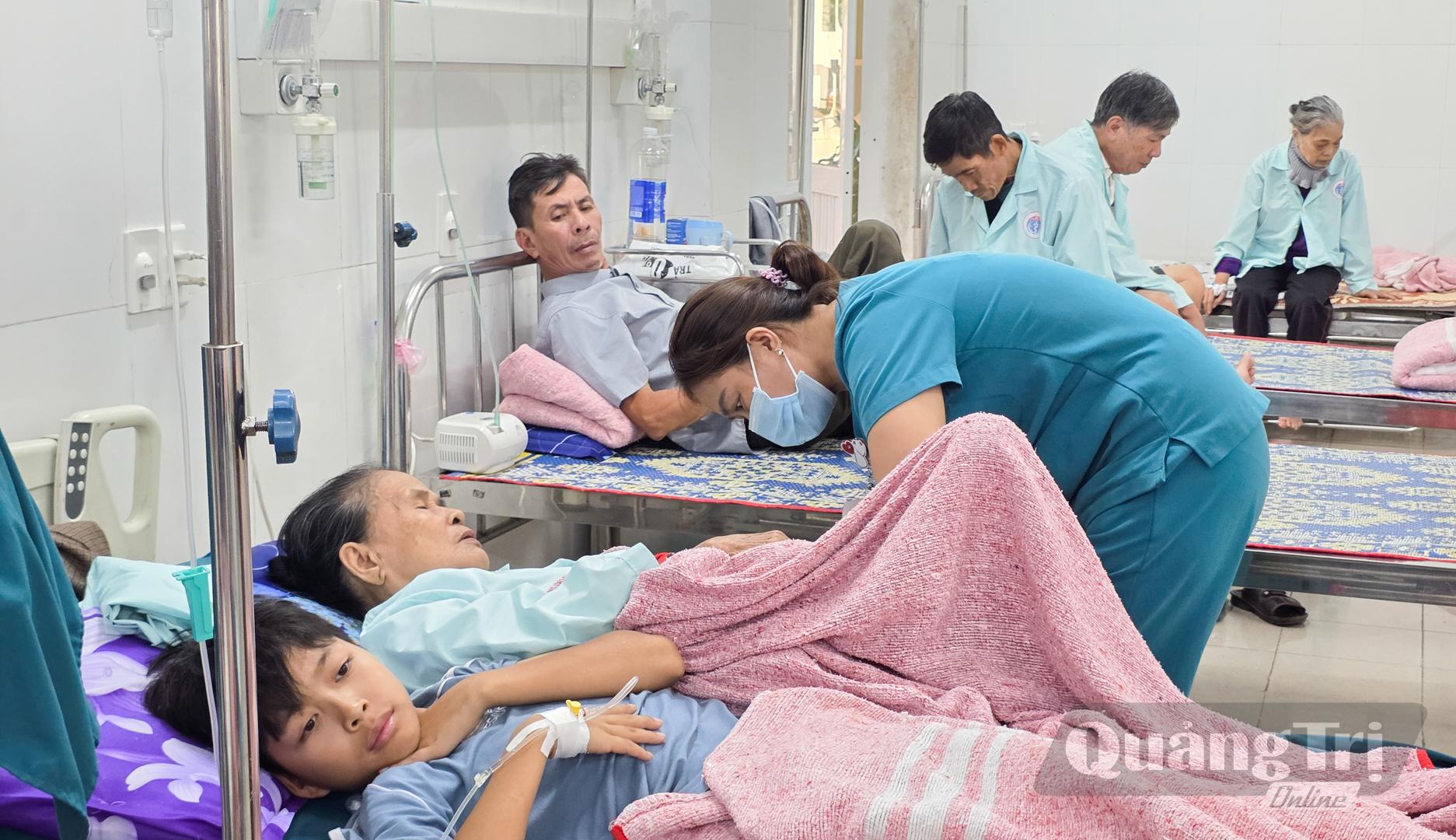 Đến 15 giờ ngày 15/9, Bệnh viện Đa khoa khu vực Cam Lộ đã tiếp nhận, điều trị cho 46 bệnh nhân nghi ngộ độc sau ăn bánh mì - Ảnh: L.T