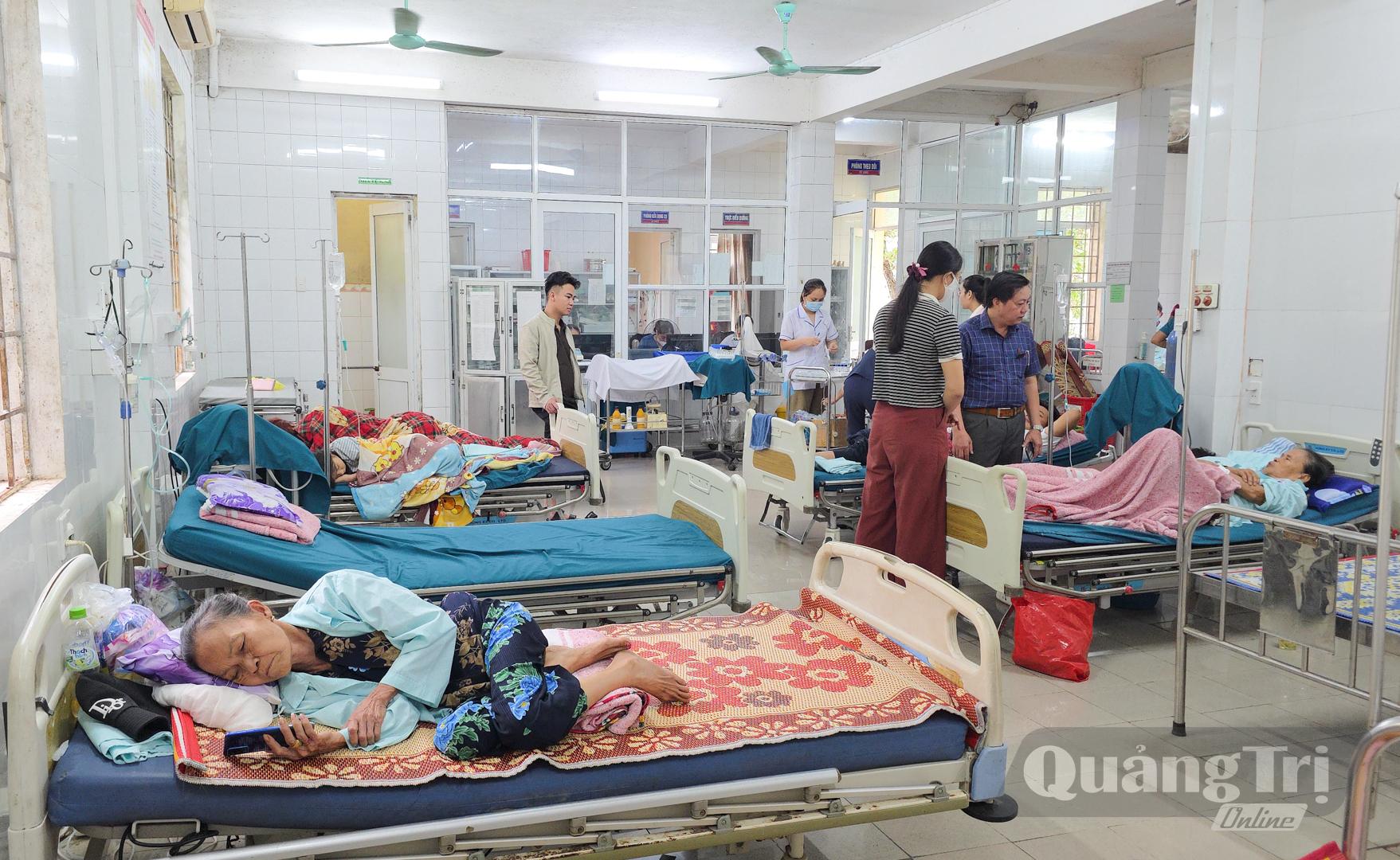Đến 9 giờ sáng 15/9, có 26 trường hợp được điều trị, theo dõi tại Bệnh viện Đa khoa khu vực Cam Lộ nghi do ngộ độc thực phẩm sau khi ăn bánh mì - Ảnh: L.T