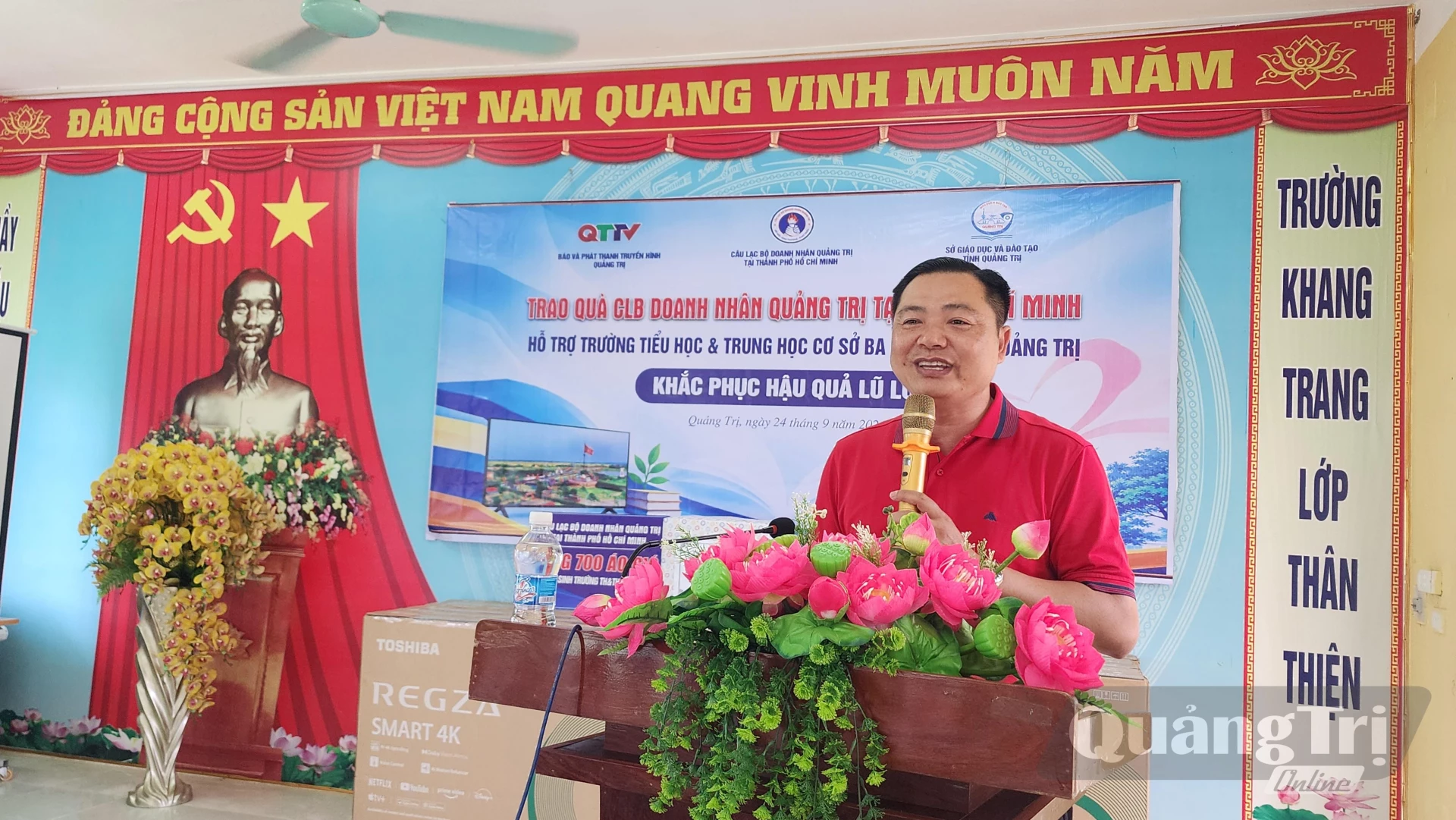 Luật sư Lê Viết Kỳ, Tổng thư ký Câu lạc bộ Doanh nhân Quảng Trị tại TP. Hồ Chí Minh phát biểu tại chương trình - Ảnh: Tạ Hưng