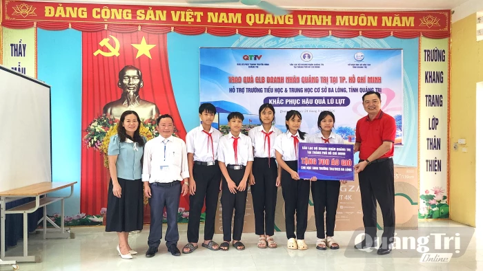 Trao quà hỗ trợ Trường tiểu học và THCS Ba Lòng