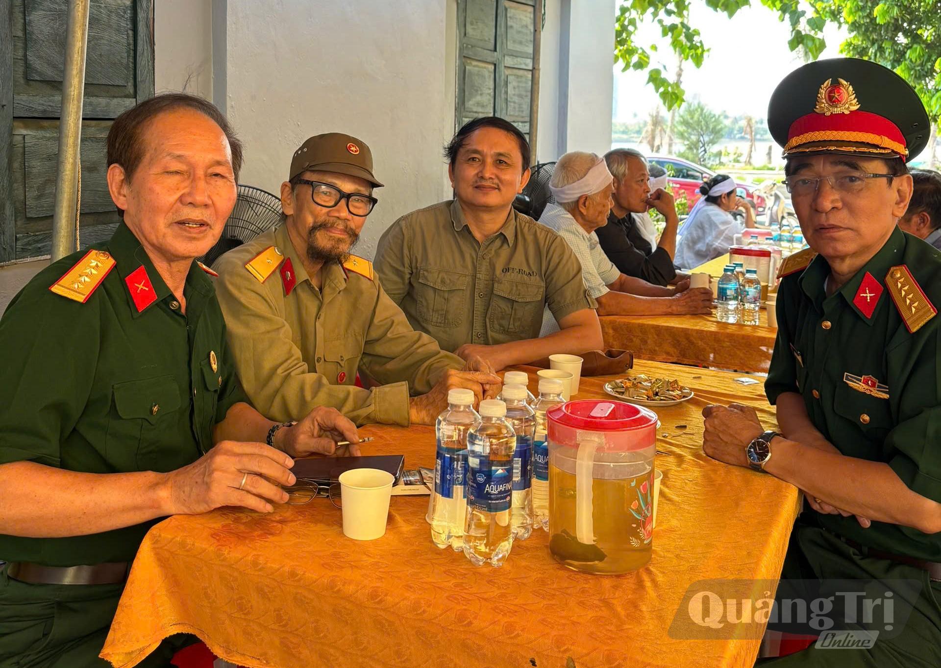 Đại tá Đào Xuân Kính (ngoài cùng bên phải) và đại úy Phạm Văn Khành (ngoài cùng bên trái) tại lễ tang Chính ủy Hoàng Thiện - Ảnh: T.T