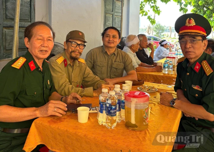 Đại tá xin làm cần vụ cho… đại tá