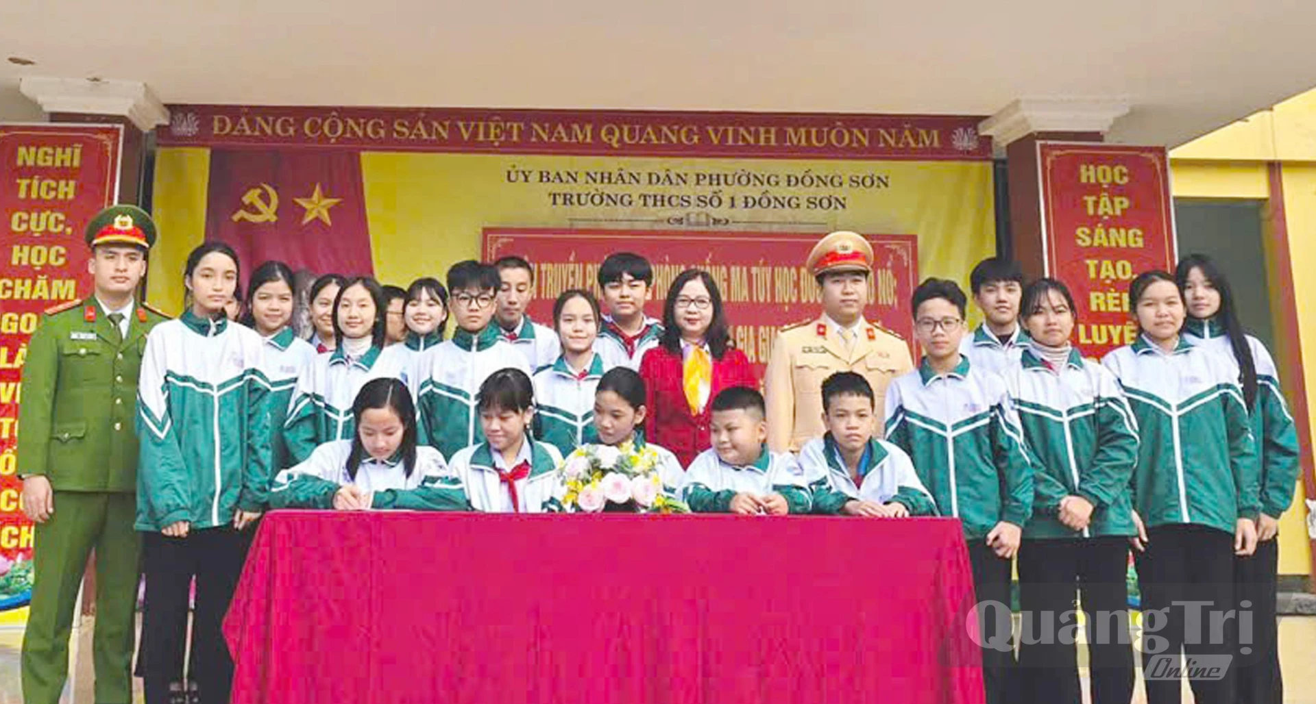 Công an phường Đồng Sơn và nhà trường tổ chức cho học sinh ký cam kết chấp hành quy định của pháp luật về trật tự, an toàn giao thông - Ảnh: B.T