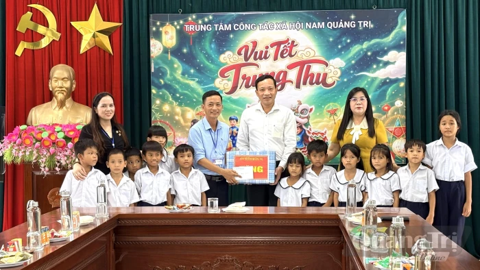 Thăm, tặng quà Trung thu cho các em thiếu nhi tại Trung tâm Công tác xã hội Nam Quảng Trị và xã Vĩnh Định