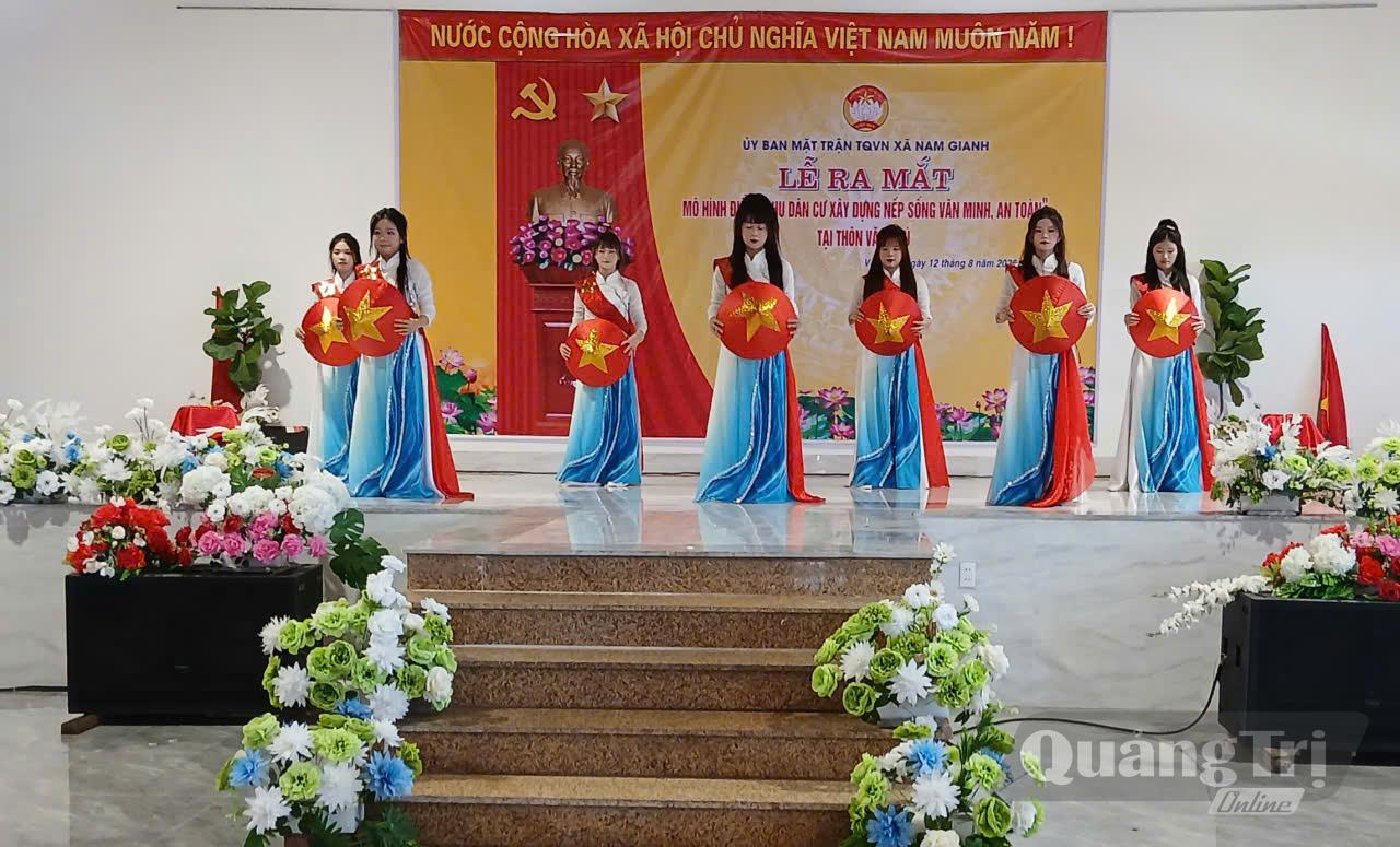 Biểu diễn văn nghệ chào mừng lễ ra mắt mô hình điểm “Khu dân cư xây dựng nếp sống văn minh, an toàn” - Ảnh:H.Đ