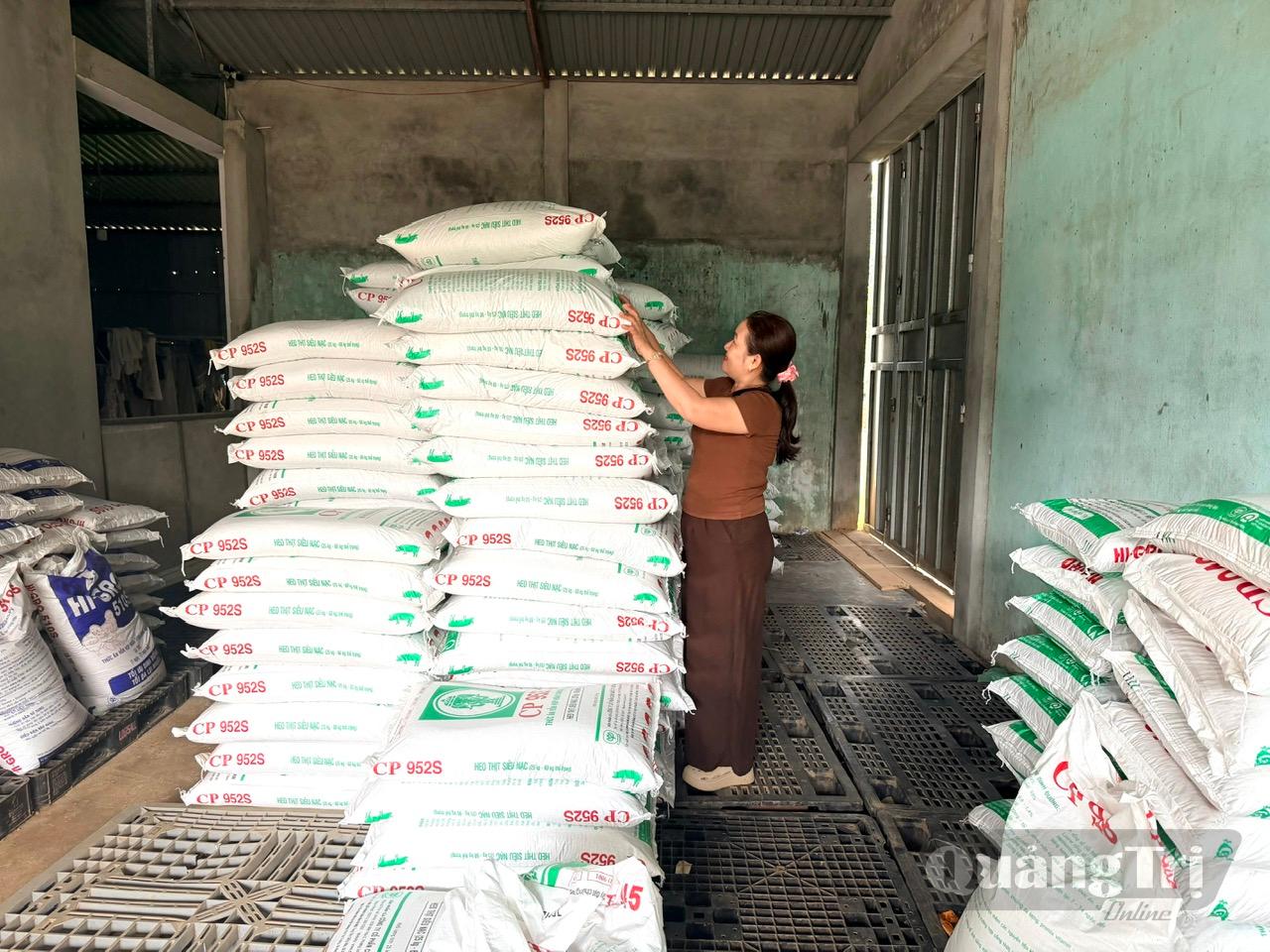Mô hình kinh doanh thức ăn chăn nuôi của chị Trần Thị Liên, ở thôn Lan Đình, xã Gio Linh - Ảnh: P.K