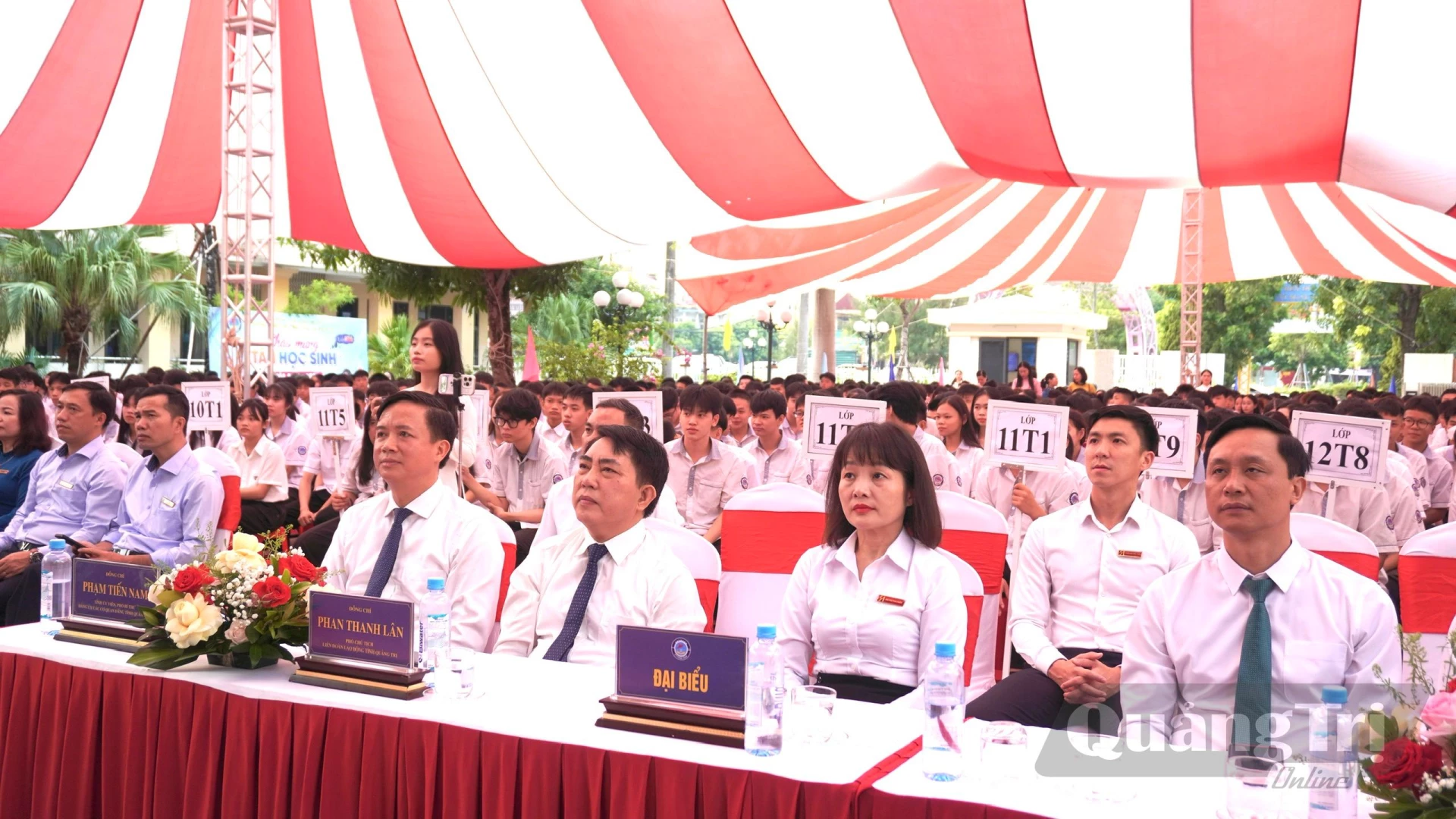 Đại biểu tham dự buổi lễ - Ảnh: H.T
