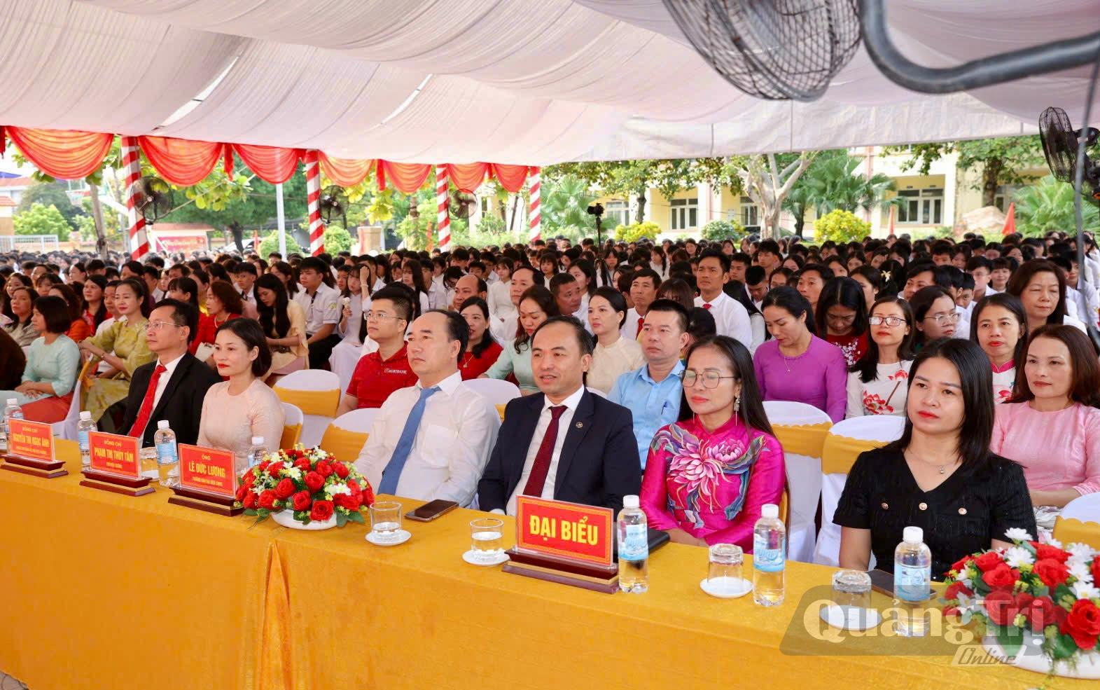 Các đại biểu dự lễ khai giảng tại Trường THPT Phan Đình Phùng - Ảnh: H.N