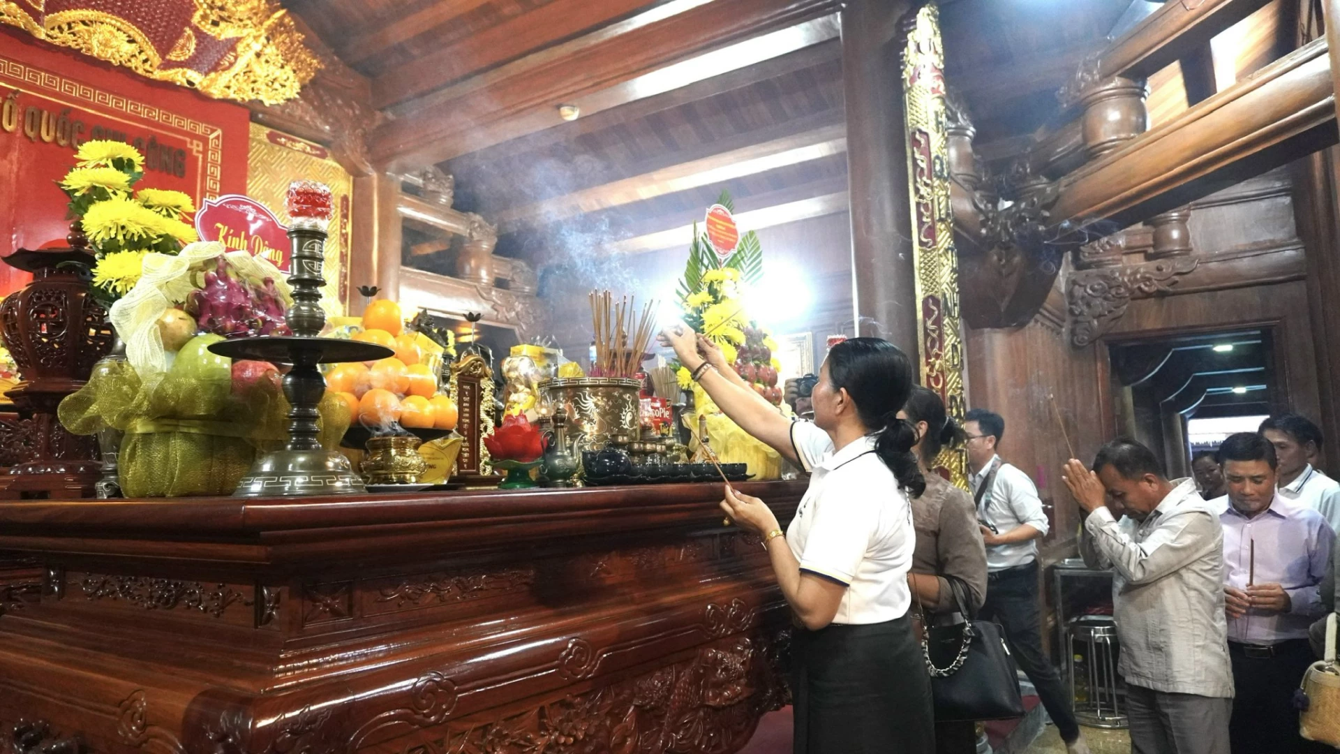 Các đại biểu dâng hương tại Đền thờ Bác Hồ và các Anh hùng liệt sĩ tỉnh Quảng Trị - Ảnh: H.T