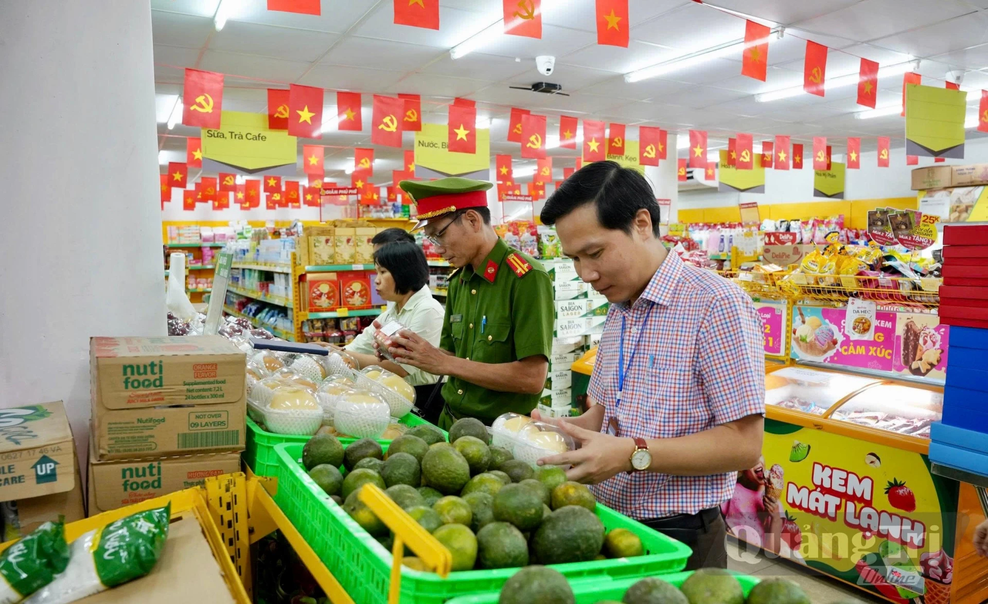 Kiểm tra tại hệ thống cửa hàng Bách hóa xanh - Ảnh: H.N