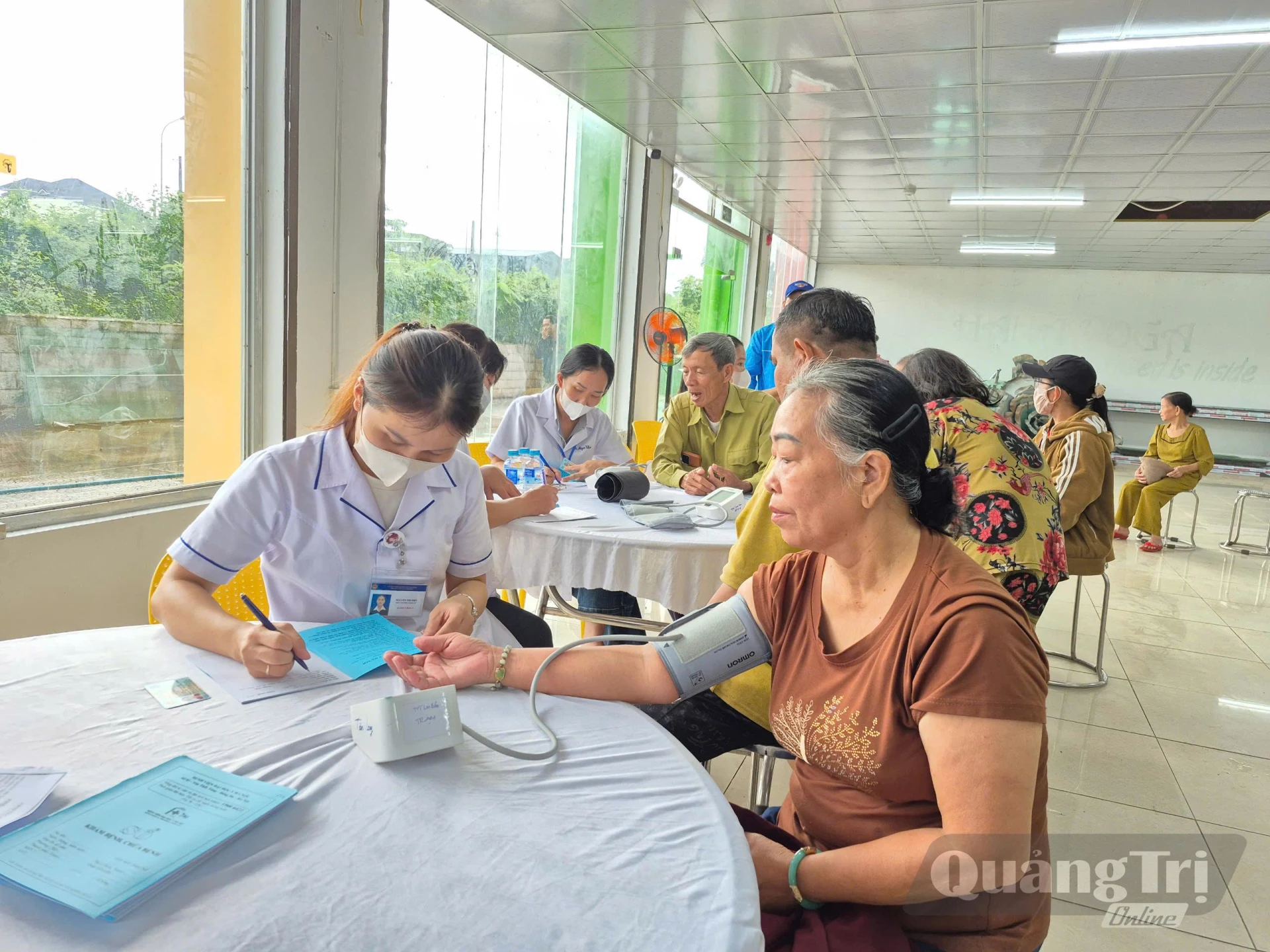Thăm, khám sức khỏe cho gần 700 người dân xã Lao Bảo - Ảnh: QN