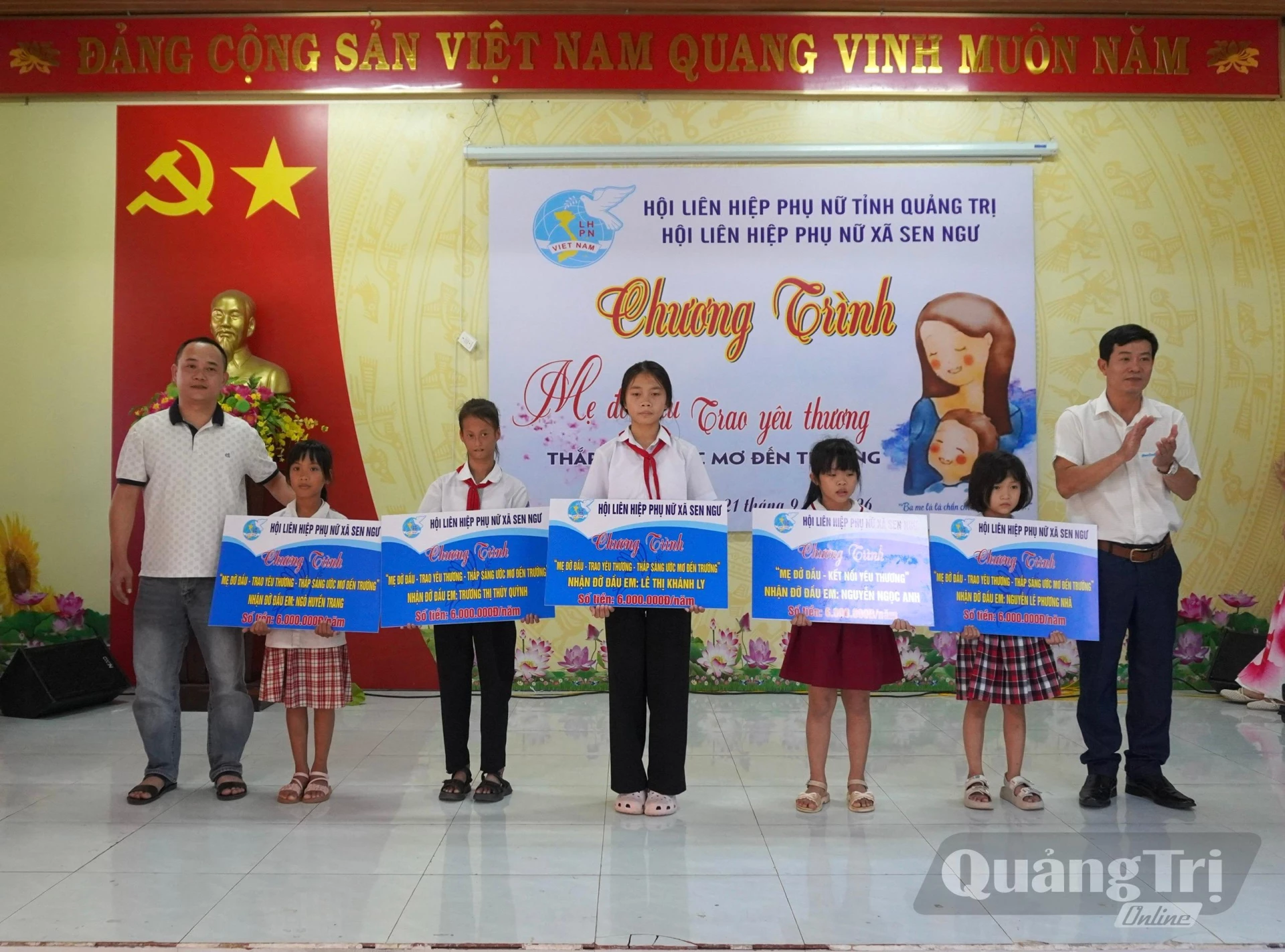 Hỗ trợ 6 triệu đồng/năm cho các em trong chương trình “Mẹ đỡ đầu - Trao yêu thương - Thắp sáng ước mơ đến trường” - Ảnh: H.T