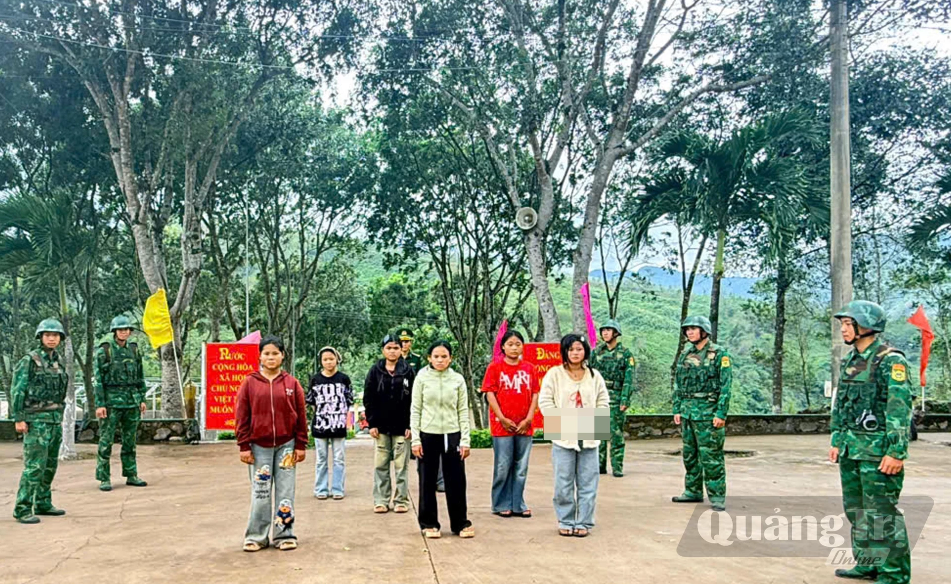  7 đối tượng người Lào nhập cảnh trái phép phát hiện tại nhà ở của đối tượng Hồ Văn Nghèo.