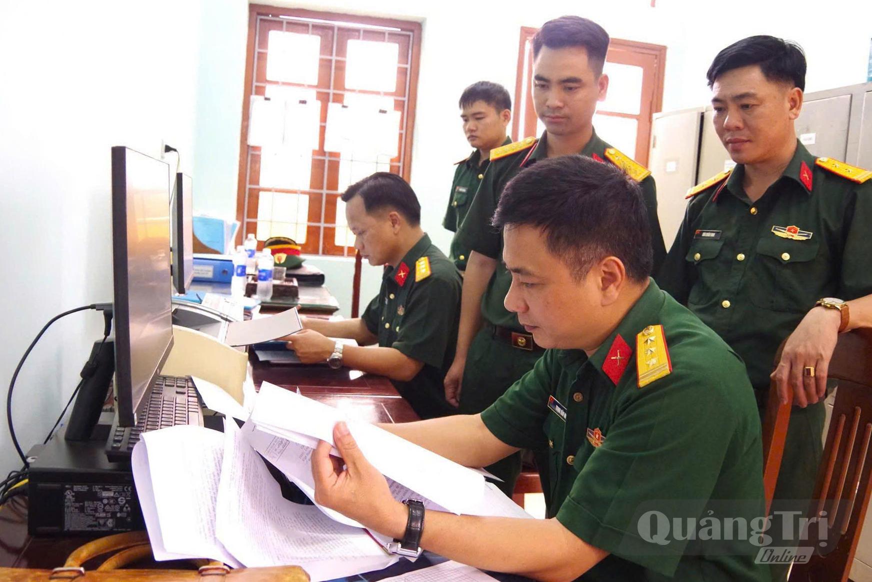 Trung đoàn 19 phục vụ công tác kiểm tra của đoàn Quân khu về lưu trữ văn bản quán triệt - Ảnh: Thế Thứ