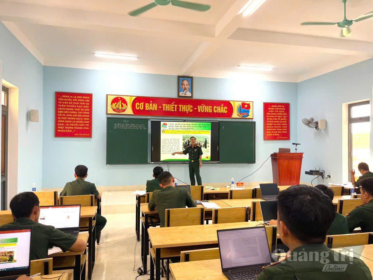 Thông qua bài giảng chính trị tại Trung đoàn 19 - Ảnh: Thế Thứ