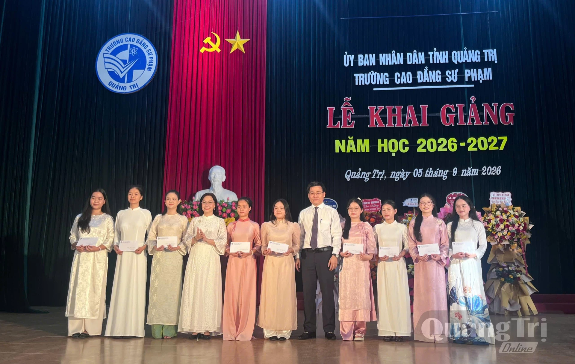 Lãnh đạo nhà trường trao các phần quà cho các em sinh viên có hoàn cảnh khó khăn vươn lên trong học tập - Ảnh: LO 