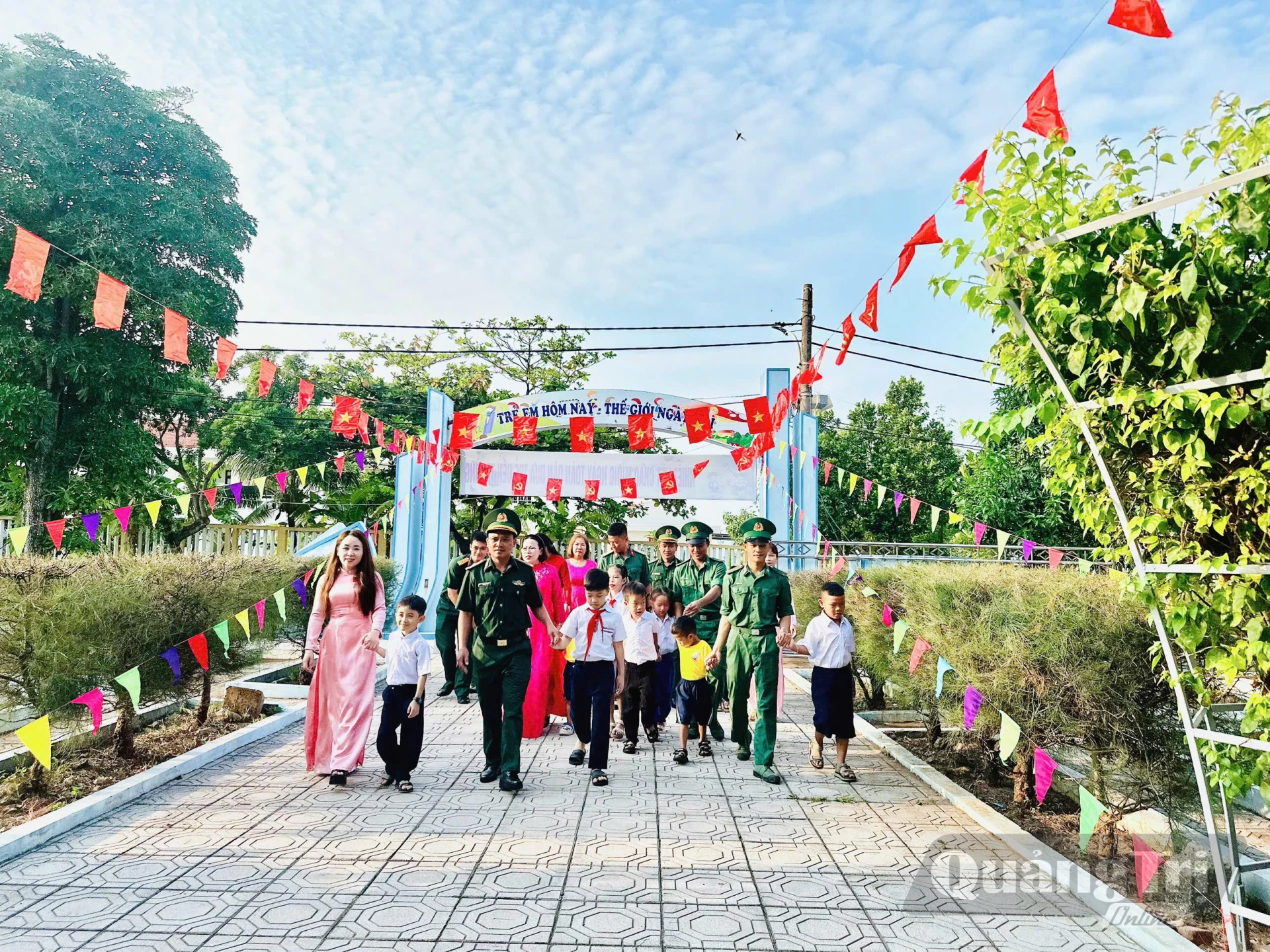 Cô và trò trường Mầm non - Tiểu học Hoa Phong Ba hân hoan phấn khởi chào đón năm học mới - Ảnh: HD 