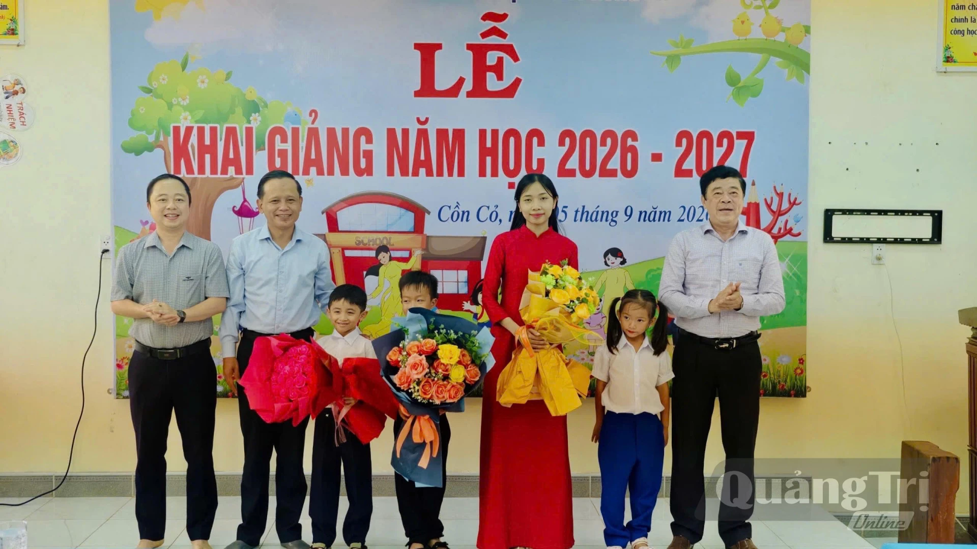 Lãnh đạo UBND đặc khu Cồn Cỏ trao quà động viên các em học sinh năm học mới - Ảnh: HD 