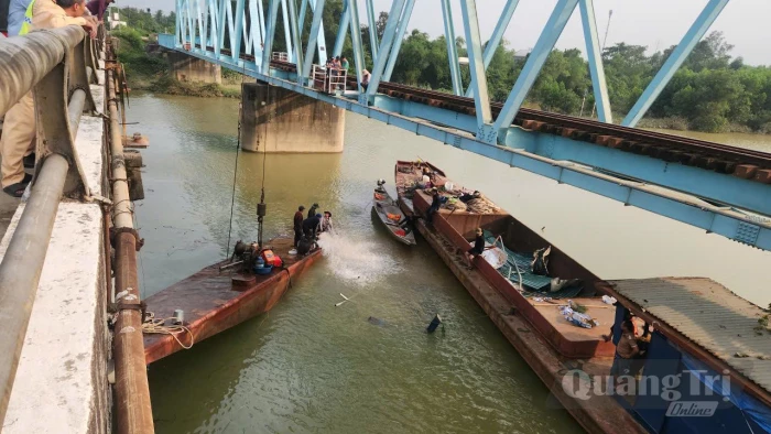 Hoàn thành di dời 3 sà lan mắc kẹt tại khu vực cầu Mỹ Chánh