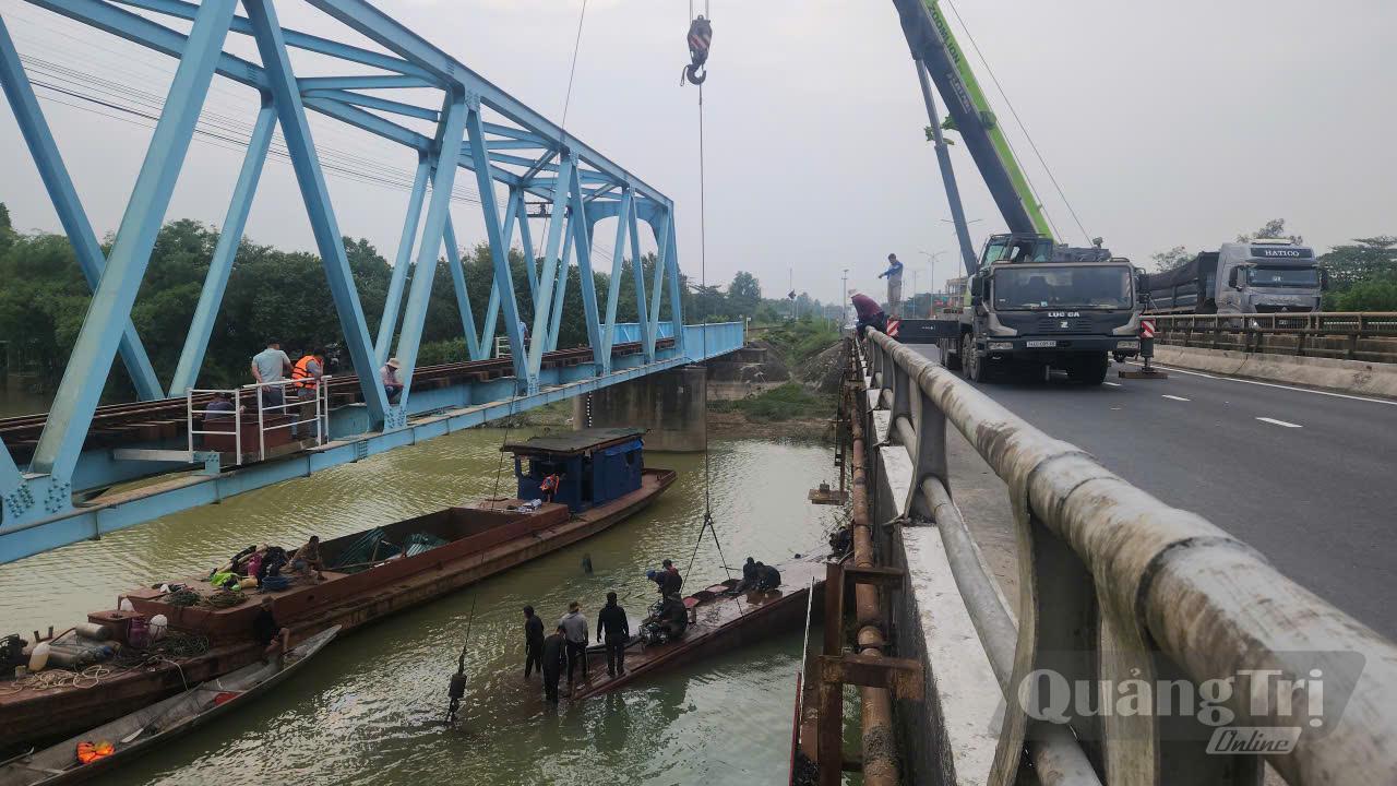 Cẩu kéo sà lan cuối cùng bị mắc kẹt - Ảnh: LO 