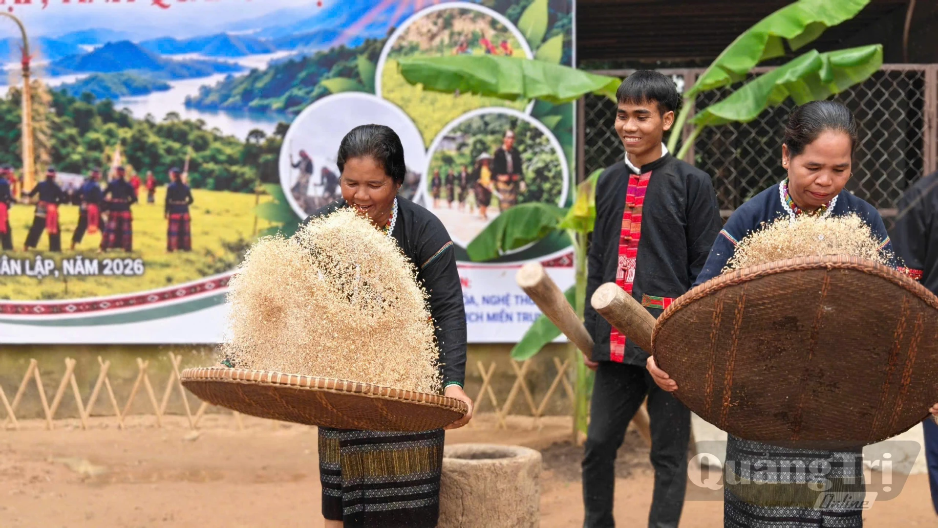 Tái hiện hoạt động sảy gạo tại chương trình - Ảnh: LO 