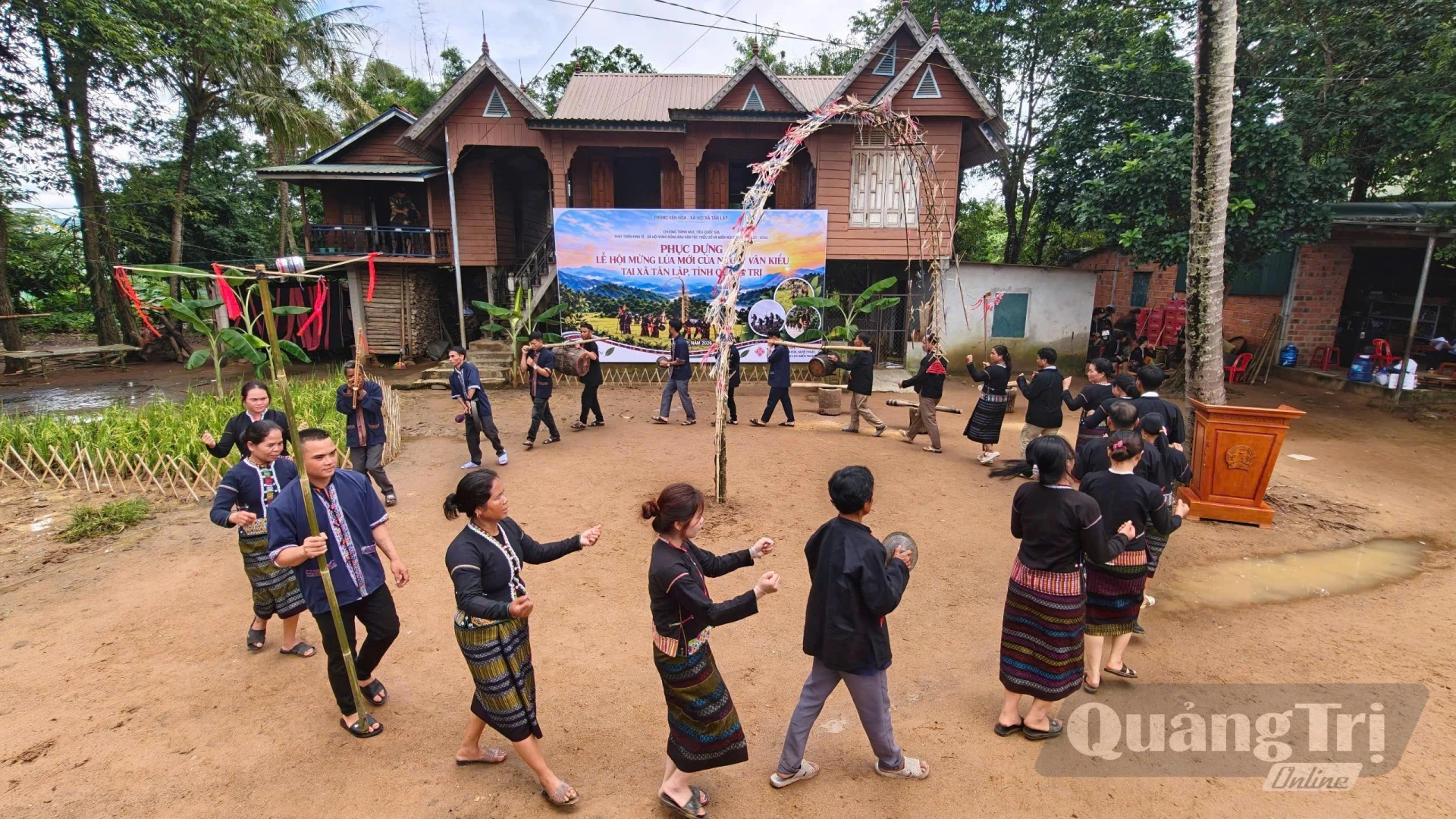 Biểu diễn cồng chiêng quanh cột nêu - Ảnh: LO 