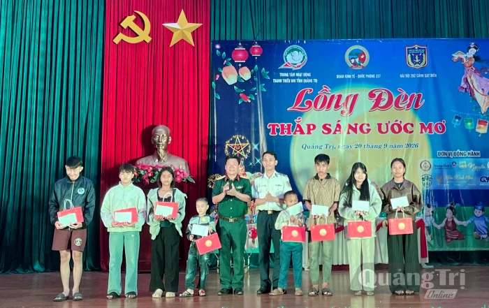 Tổ chức chương trình 'Lồng đèn thắp sáng ước mơ' tại xã Hướng Phùng
