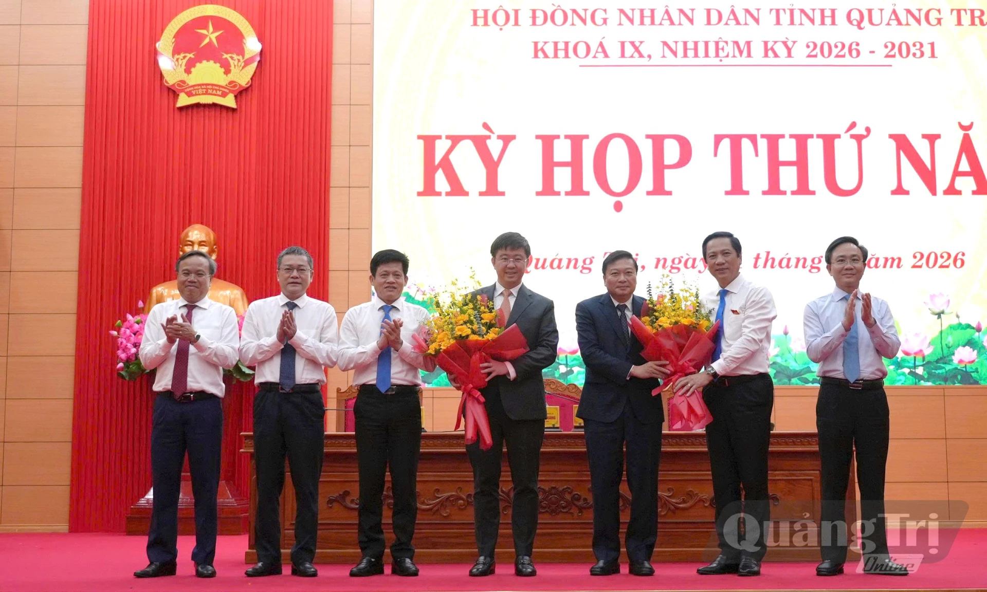 Các đồng chí lãnh đạo UBND tỉnh tặng hoa chúc mừng đồng chí Bùi Hoàng Phương, Chủ tịch UBND tỉnh và đồng chí Lê Hồng Vinh ( nguyên Chủ tịch UBND tỉnh), Thứ trưởng Bộ Xây dựng - Ảnh: T.Đ