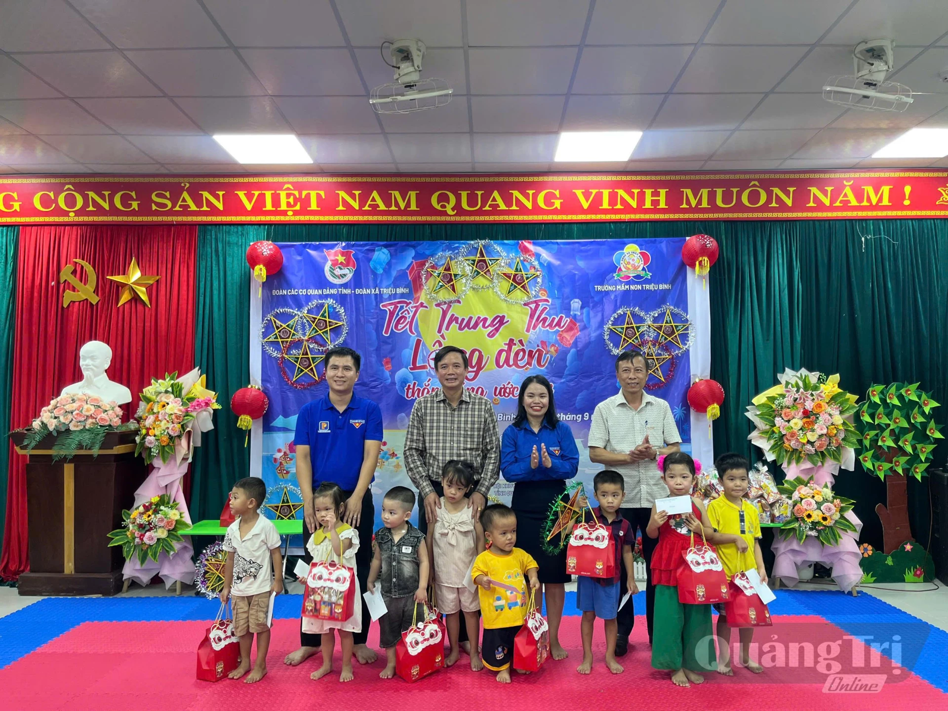 Trao quà cho các em học sinh tại Phân hiệu 1 - Trường Mầm non Triệu Bình - Ảnh: LO 