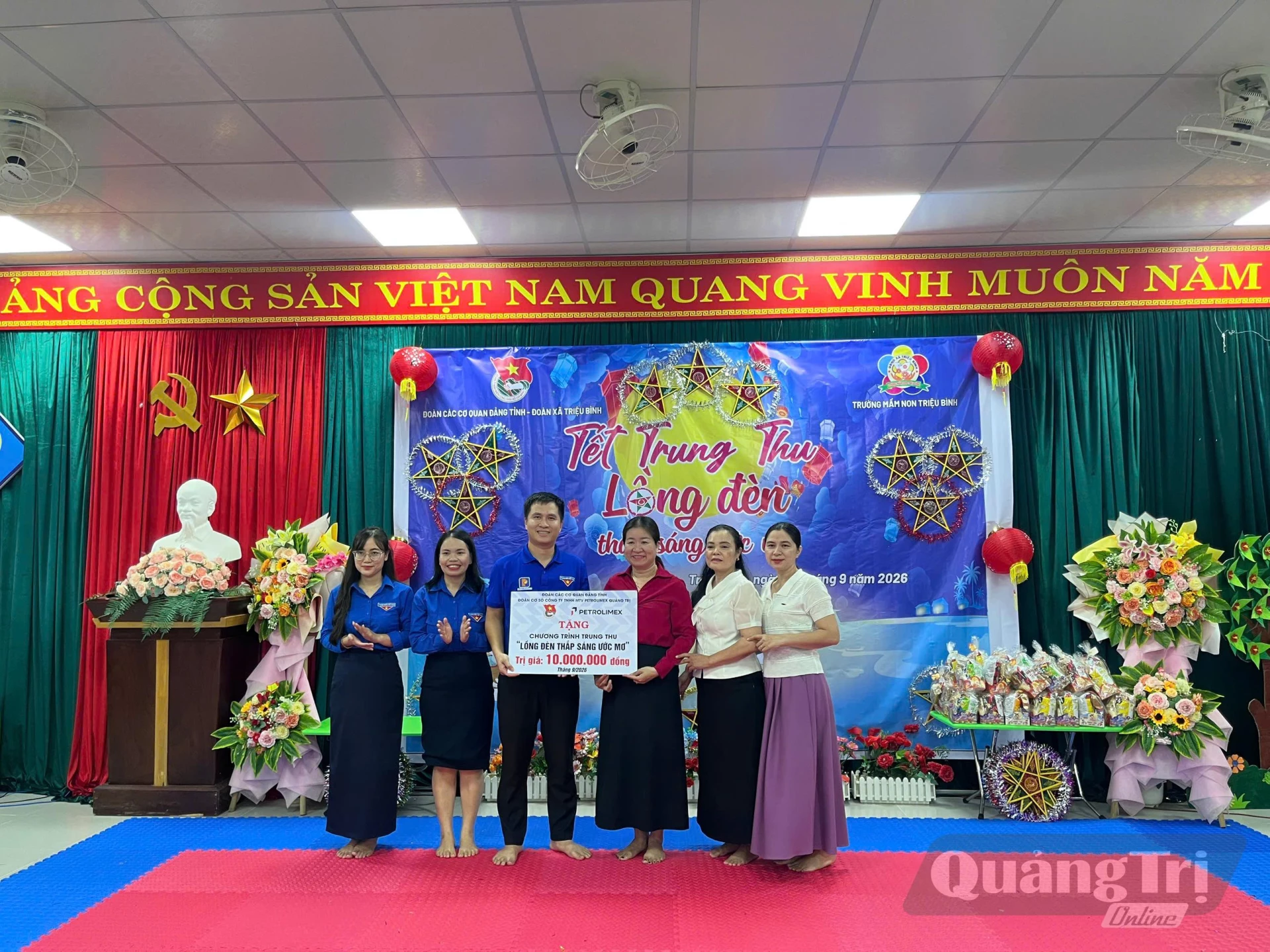 Trao quà cho các em học sinh tại Phân hiệu 1 - Trường Mầm non Triệu Bình - Ảnh: LO 