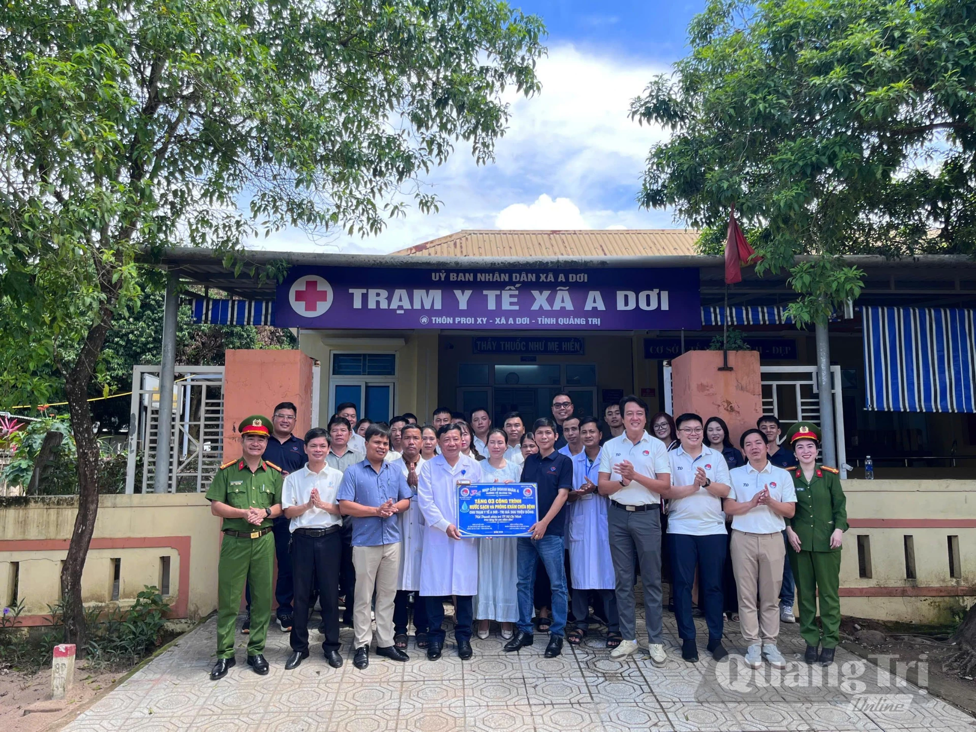 Trao tặng  phòng chức năng thuộc Trạm Y tế xã A Dơi - Ảnh: LO 