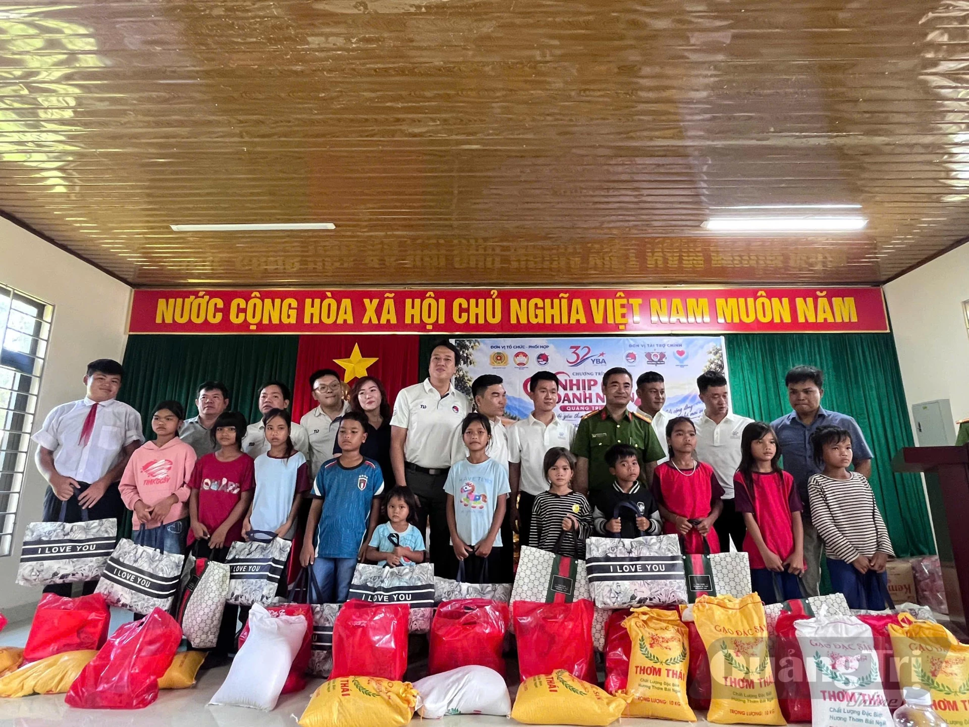 Trao tặng các phần quà cho trẻ em có hoàn cành khó khăn trên địa bàn - Ảnh: LO 