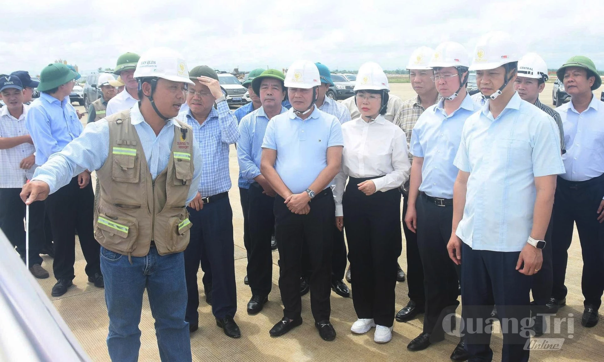 Đồng chí Vương Quốc Tuấn, Bí thư Tỉnh ủy nghe nhà thầu, đơn vị thi công dự án Cảng hàng không Quảng Trị báo cáo tình hình triển khai dự án - Ảnh: Đ.V