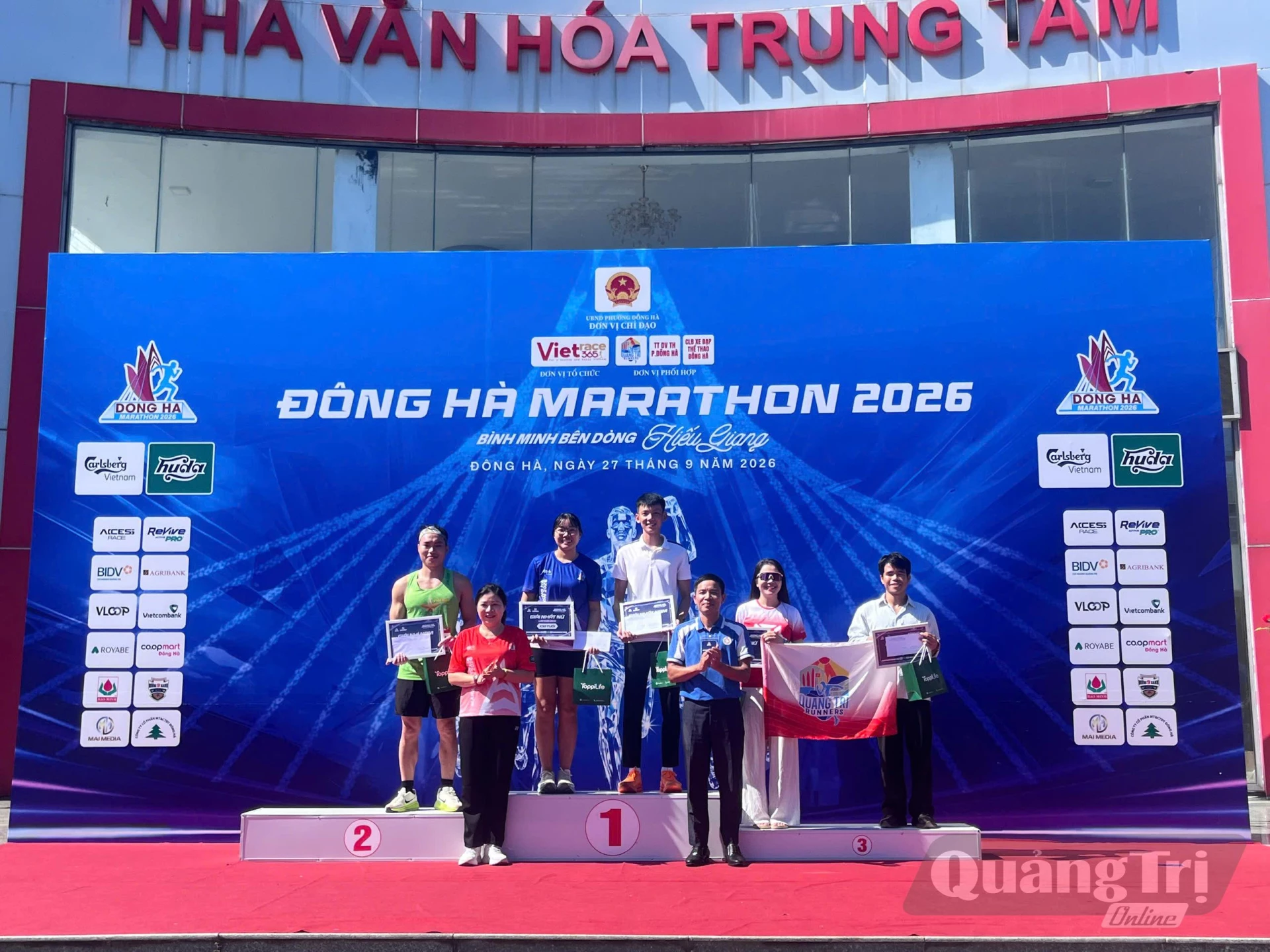 Ban tổ chức trao giải thưởng cho các vận động viên có thành tích xuất sắc - Ảnh: LO 