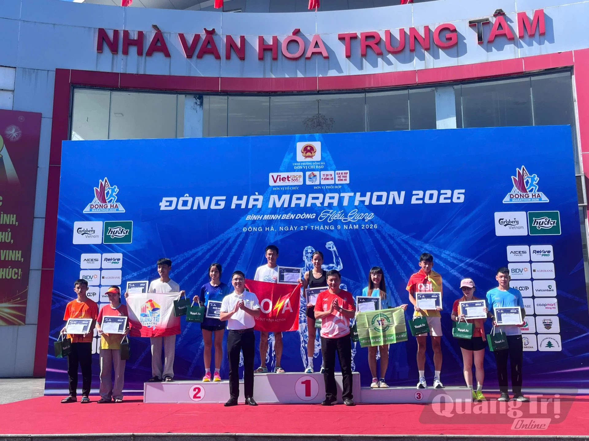 Ban tổ chức trao giải thưởng cho các vận động viên có thành tích xuất sắc - Ảnh: LO 